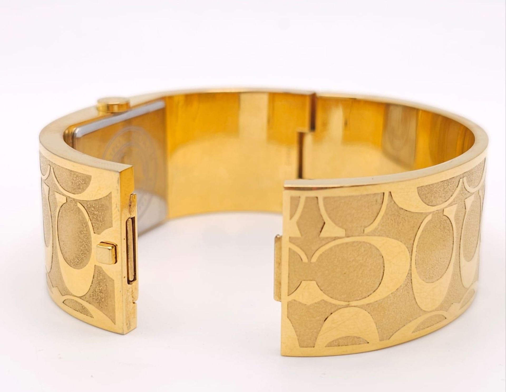 A CLIP BANGLE FASHION WATCH BY COACH , WITH QUARTZ MOVEMENT AND SQUARE GOLD TONE DIAL . COMES WITH - Bild 12 aus 24