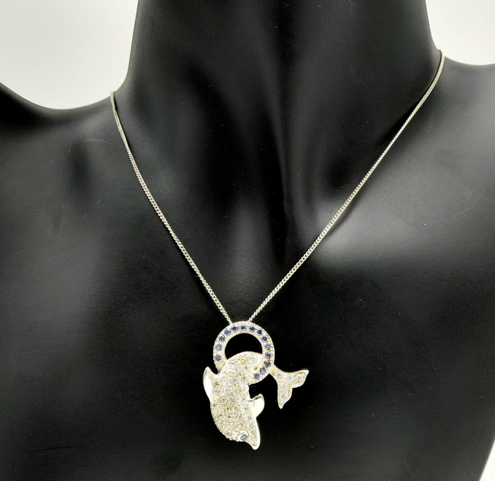 An Unworn Sterling Silver Stone Set Dolphin Pendant Necklace in Presentation Box. 46cm Length. - Bild 5 aus 14