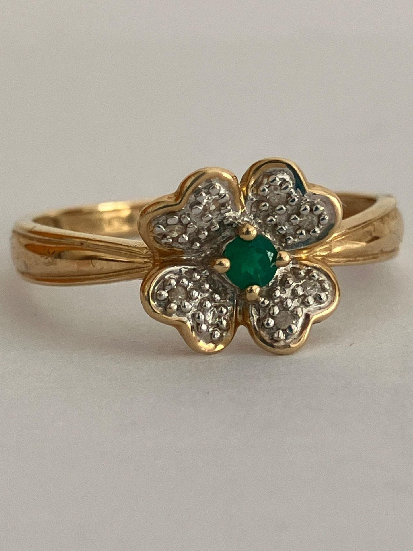 9 carat ‘Four leaf clover’ GOLD RING Set with DIAMONDS and EMERALD. Full hallmark. Complete with