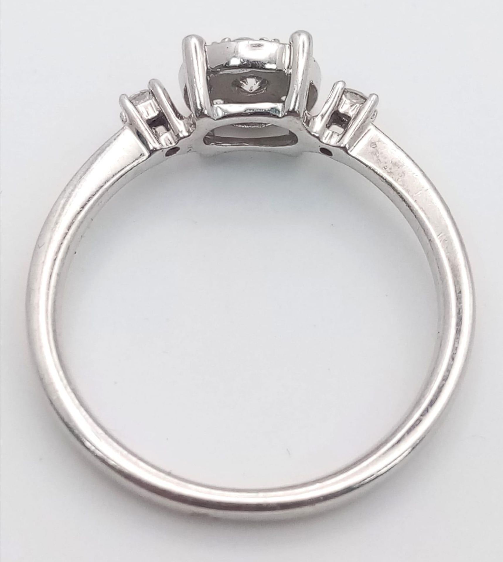 A 9 K white gold ring with a diamond cluster and a single diamond at the top of each shoulder, size: - Bild 3 aus 4