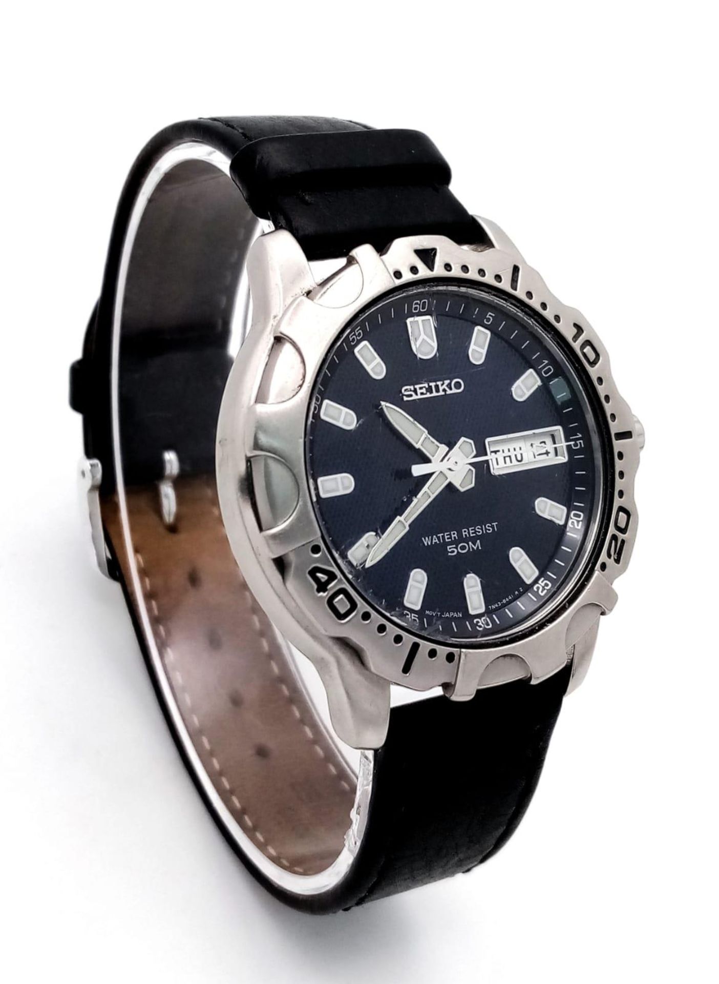 A Vintage Seiko Quartz Gents Watch. Black leather strap. Stainless steel case - 38mm. Blue dial with - Image 3 of 5