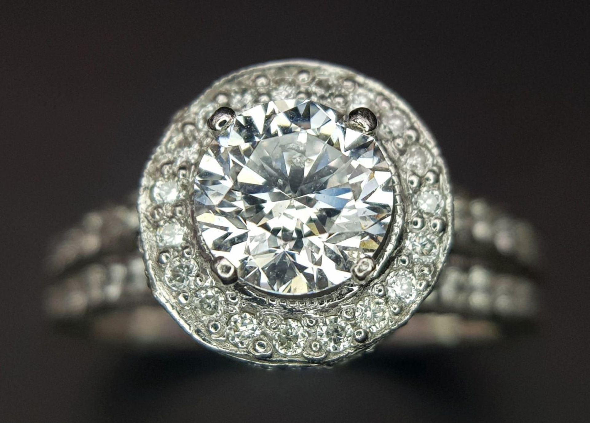 An 18 K white gold ring with a brilliant cut diamond (1.01 carats) surrounded by diamonds on the top - Image 11 of 22