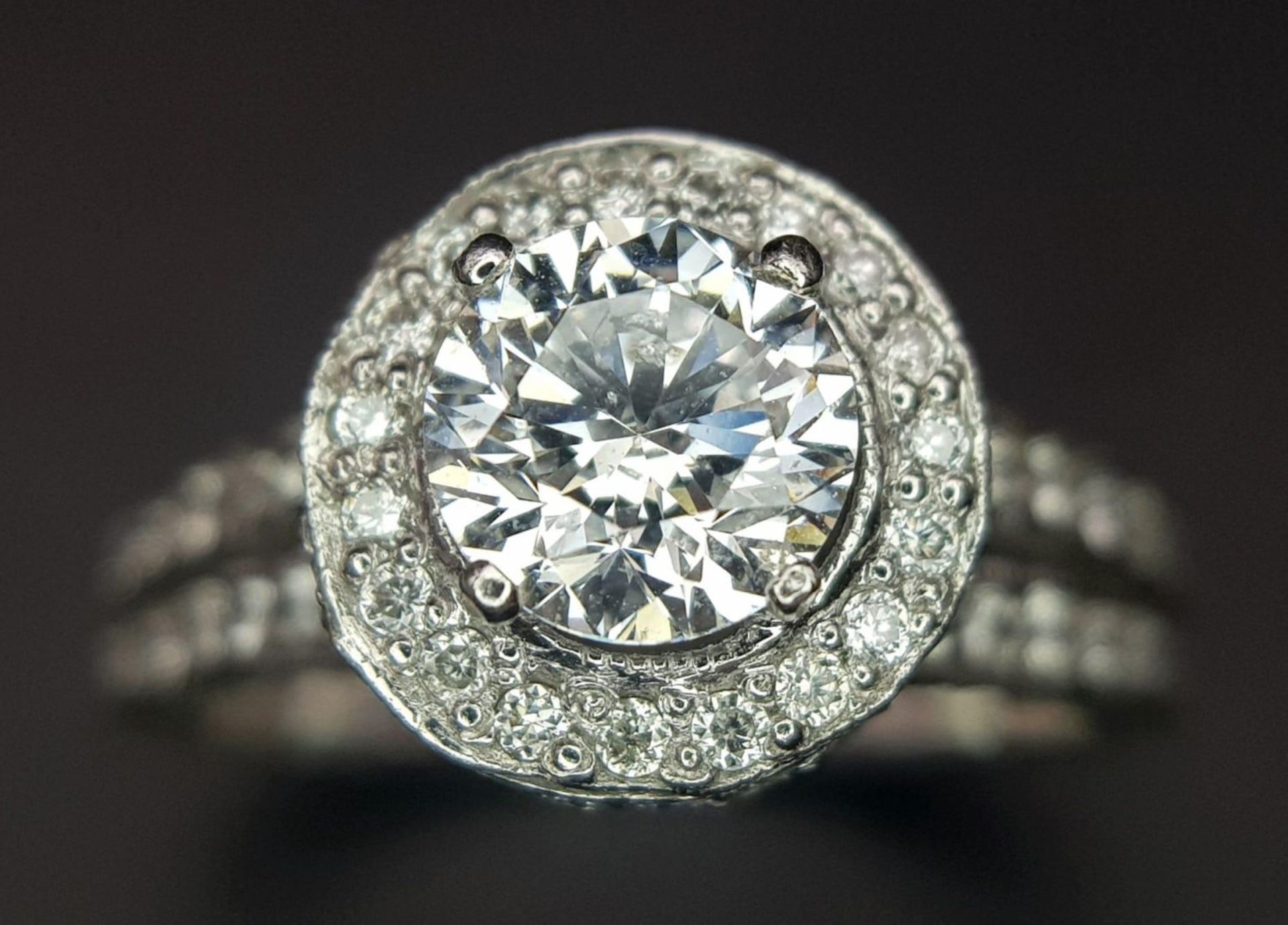 An 18 K white gold ring with a brilliant cut diamond (1.01 carats) surrounded by diamonds on the top - Bild 11 aus 22