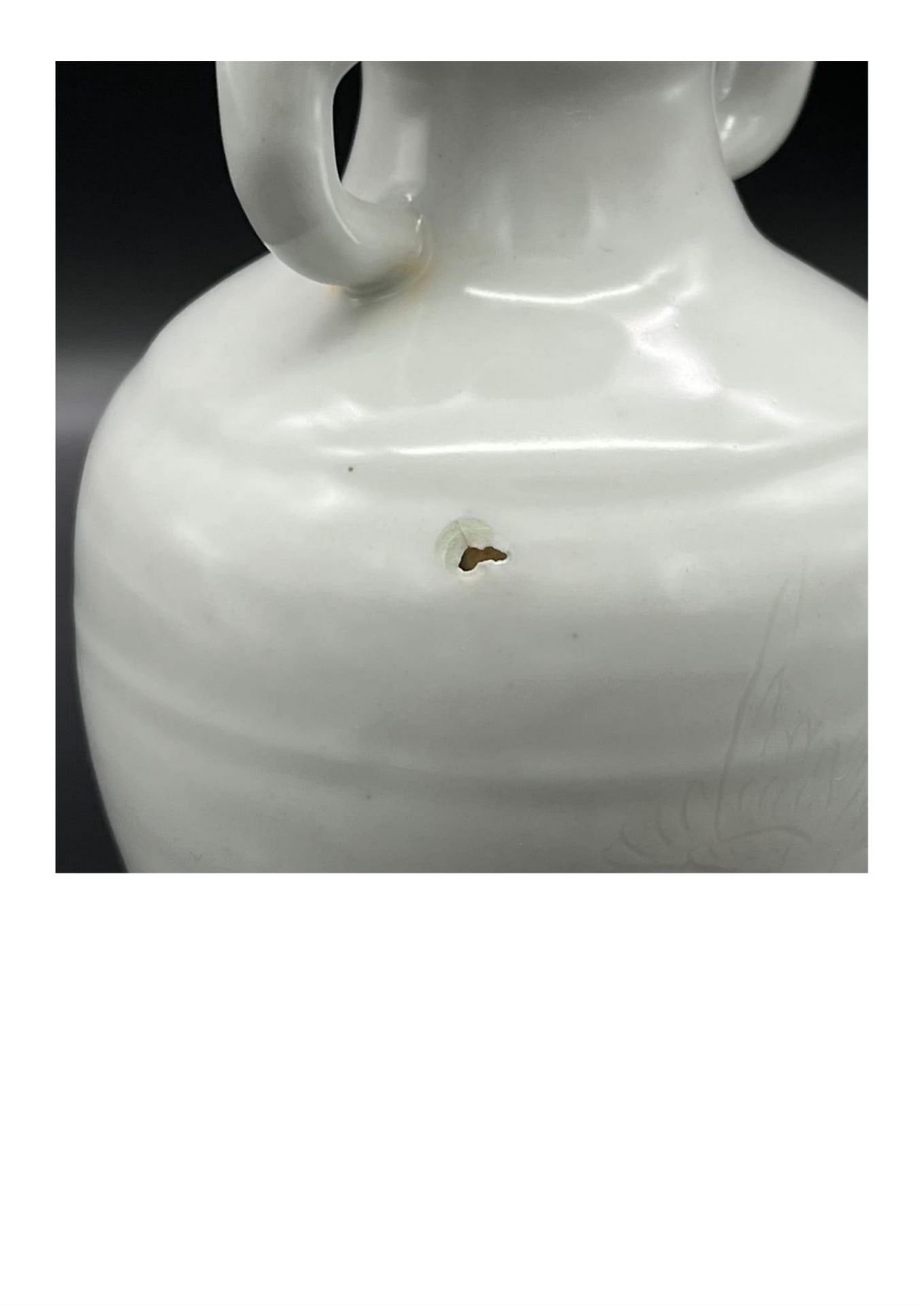 A “sweet white” glazed two-handled vase with flower and bird pattern, Late Ming Dynasty. Minor - Bild 5 aus 9