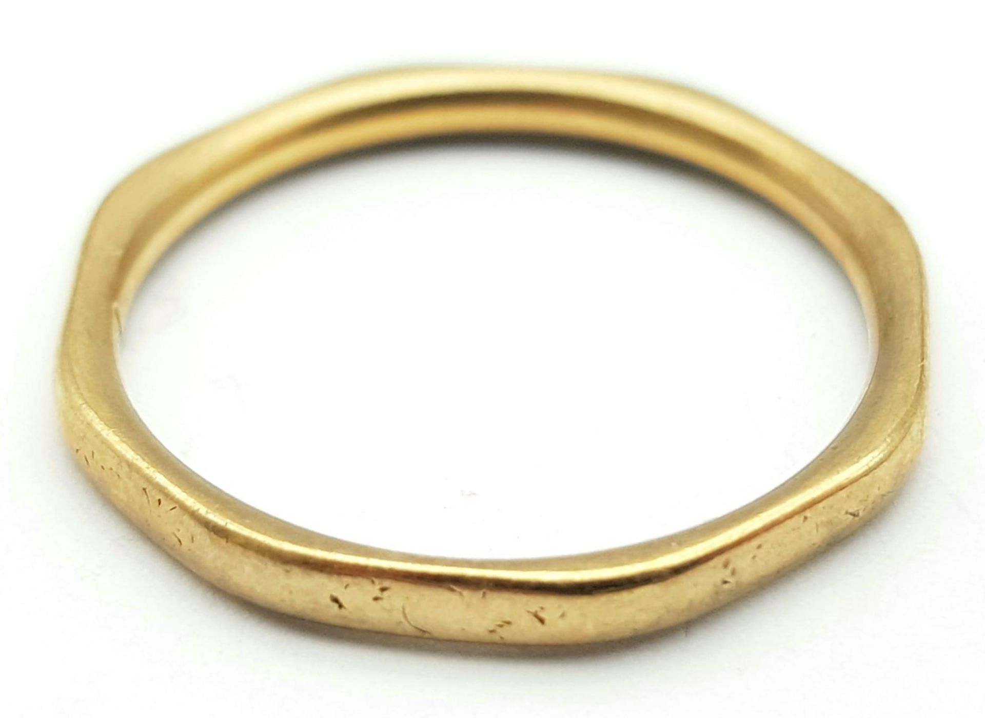 A Vintage 9K Yellow Gold Octagonal Ring. Full UK hallmarks. Size P. 1.75g weight. - Bild 2 aus 4