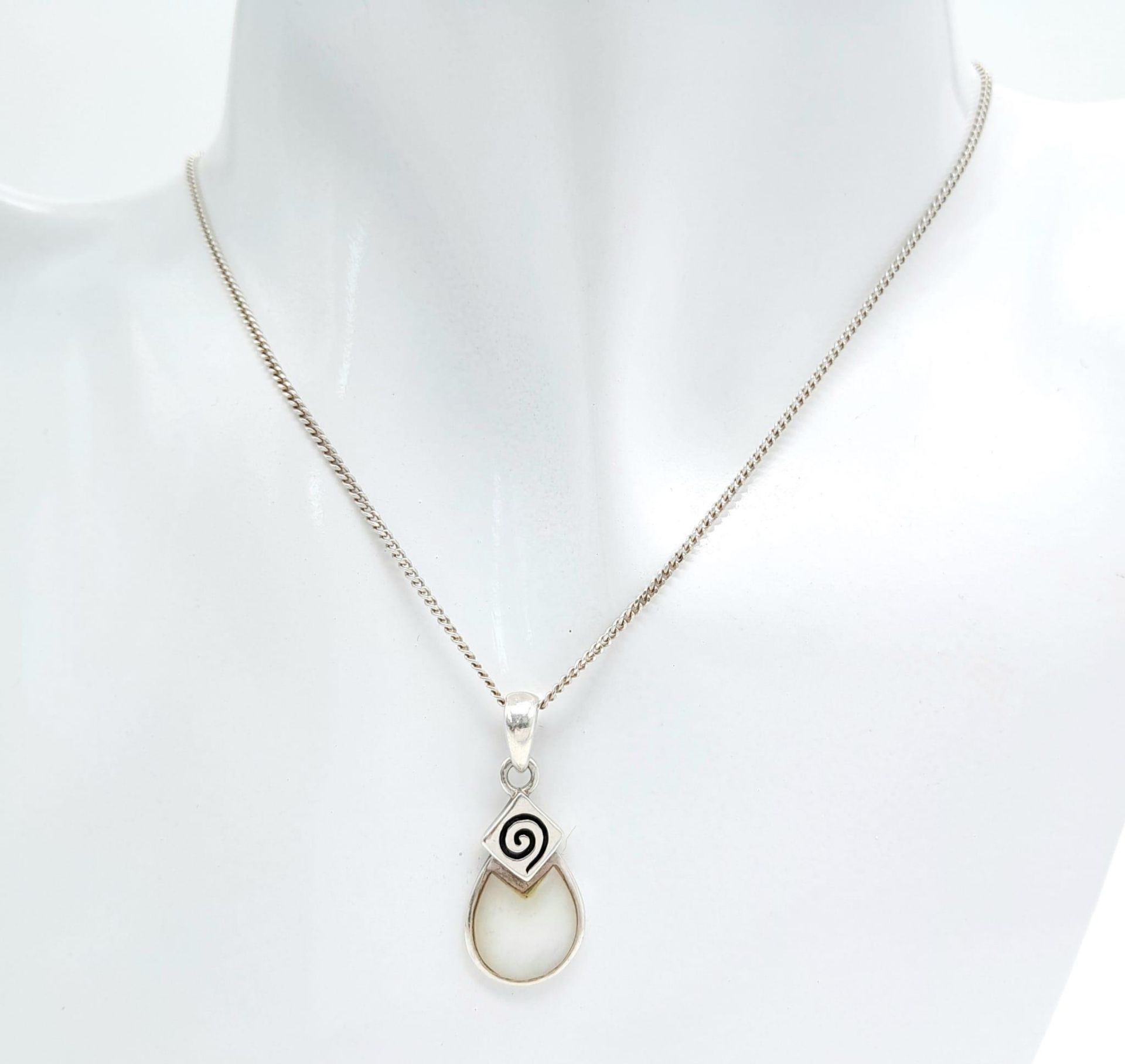 A 925 silver Mother of Pearl pendant on silver chain. Total weight4.9G. Total length 44cm. - Image 3 of 7