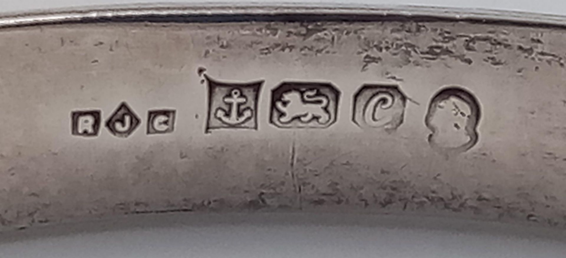 A vintage sterling silver click-on bangle with fabulous engravings. Full Birmingham hallmarks, 1977. - Bild 5 aus 5