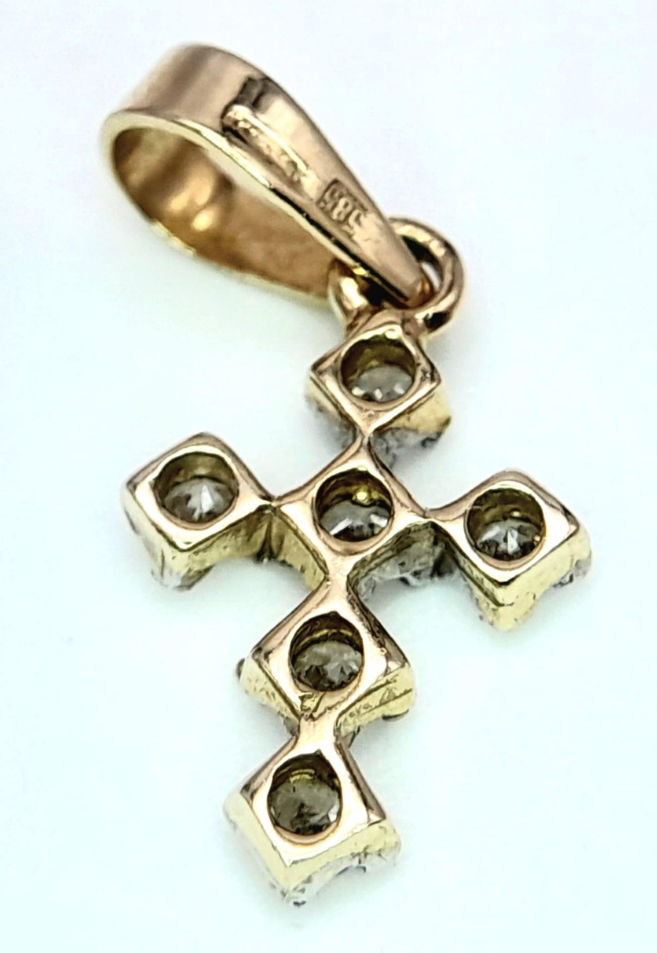 A fancy 14K yellow gold Zirconia cluster cross pendant. Total weight 1G. - Image 3 of 5