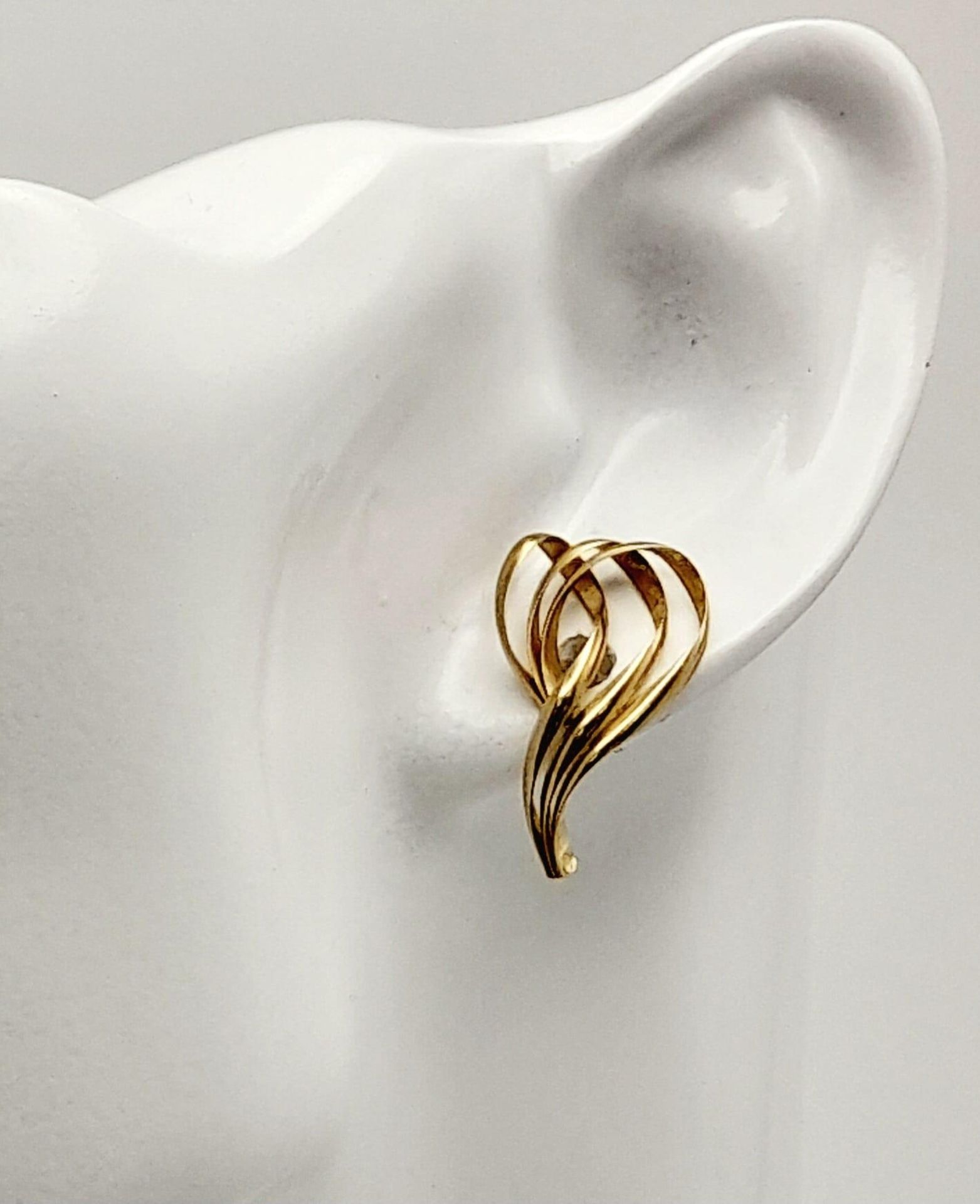 A Pair of 9K Yellow Gold Swirl Earrings. 2.55g total weight. - Image 4 of 11
