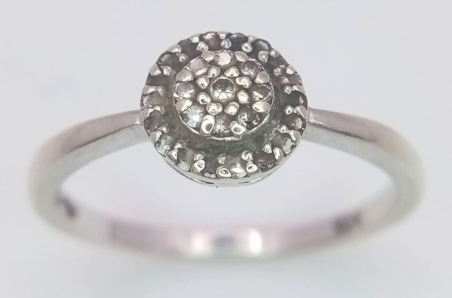 A vintage 9 K white gold ring with a diamond cluster, size: ), weight: 2 g. - Image 2 of 8