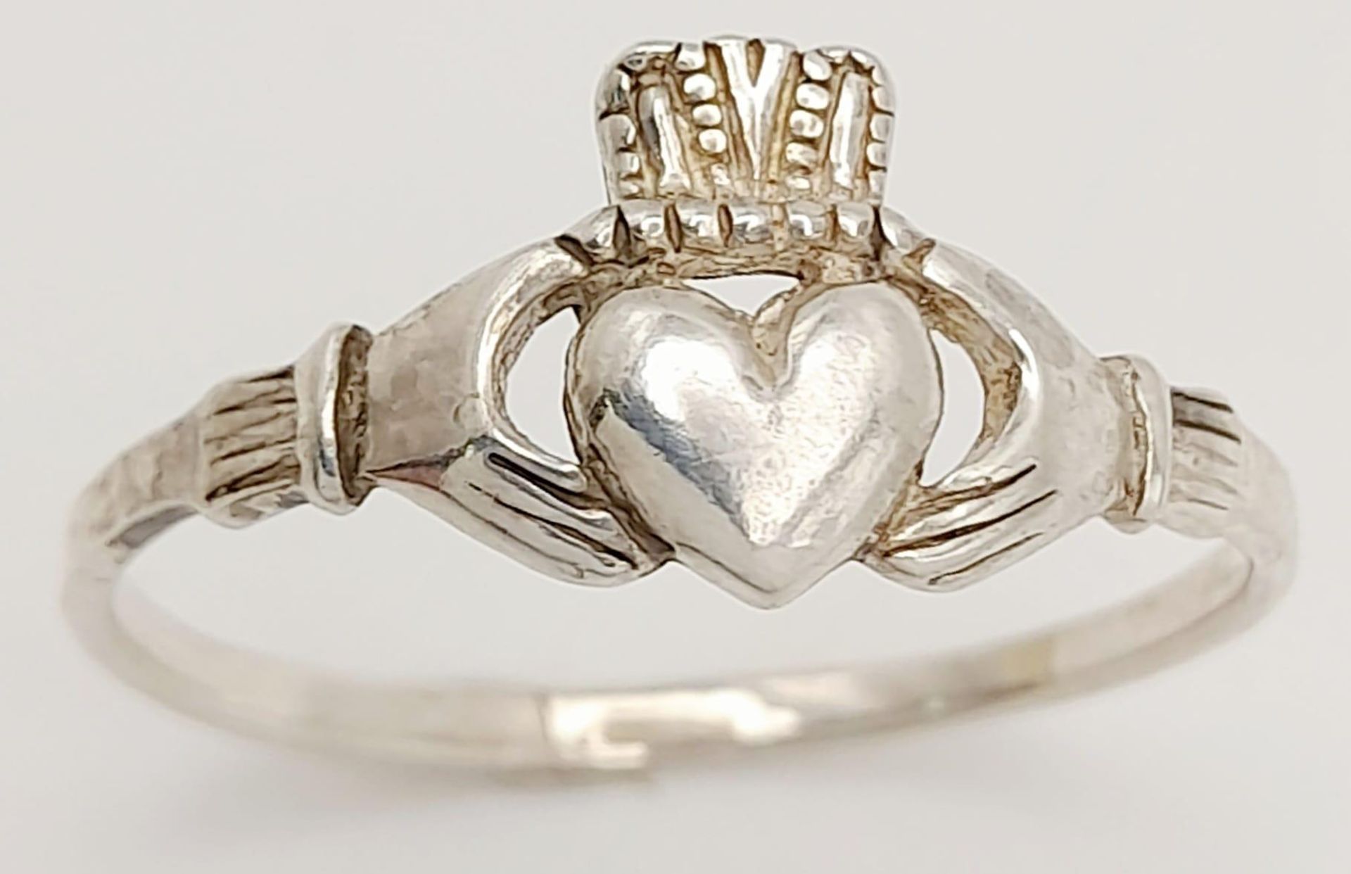 A Sterling Silver Claddagh Ring. Size Z, 2.6g total weight. Ref:8278 - Image 3 of 9