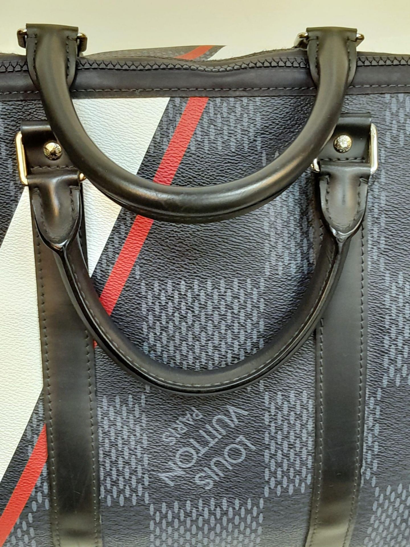 A Louis Vuitton America's Cup Oversized Keepall. Damier canvas in dark blue with a 'V' Gaston logo - - Bild 5 aus 9