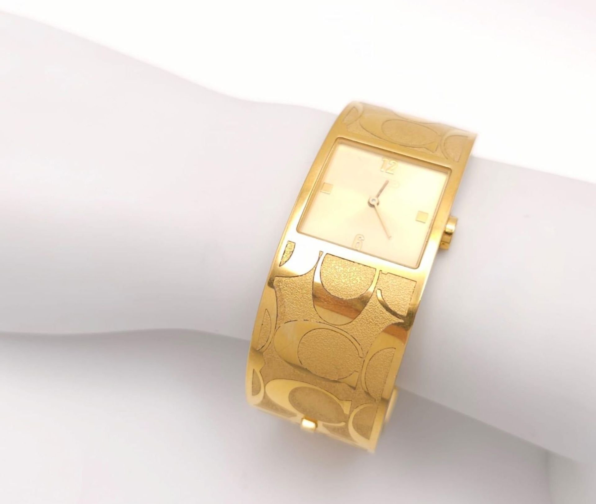 A CLIP BANGLE FASHION WATCH BY COACH , WITH QUARTZ MOVEMENT AND SQUARE GOLD TONE DIAL . COMES WITH - Bild 23 aus 24