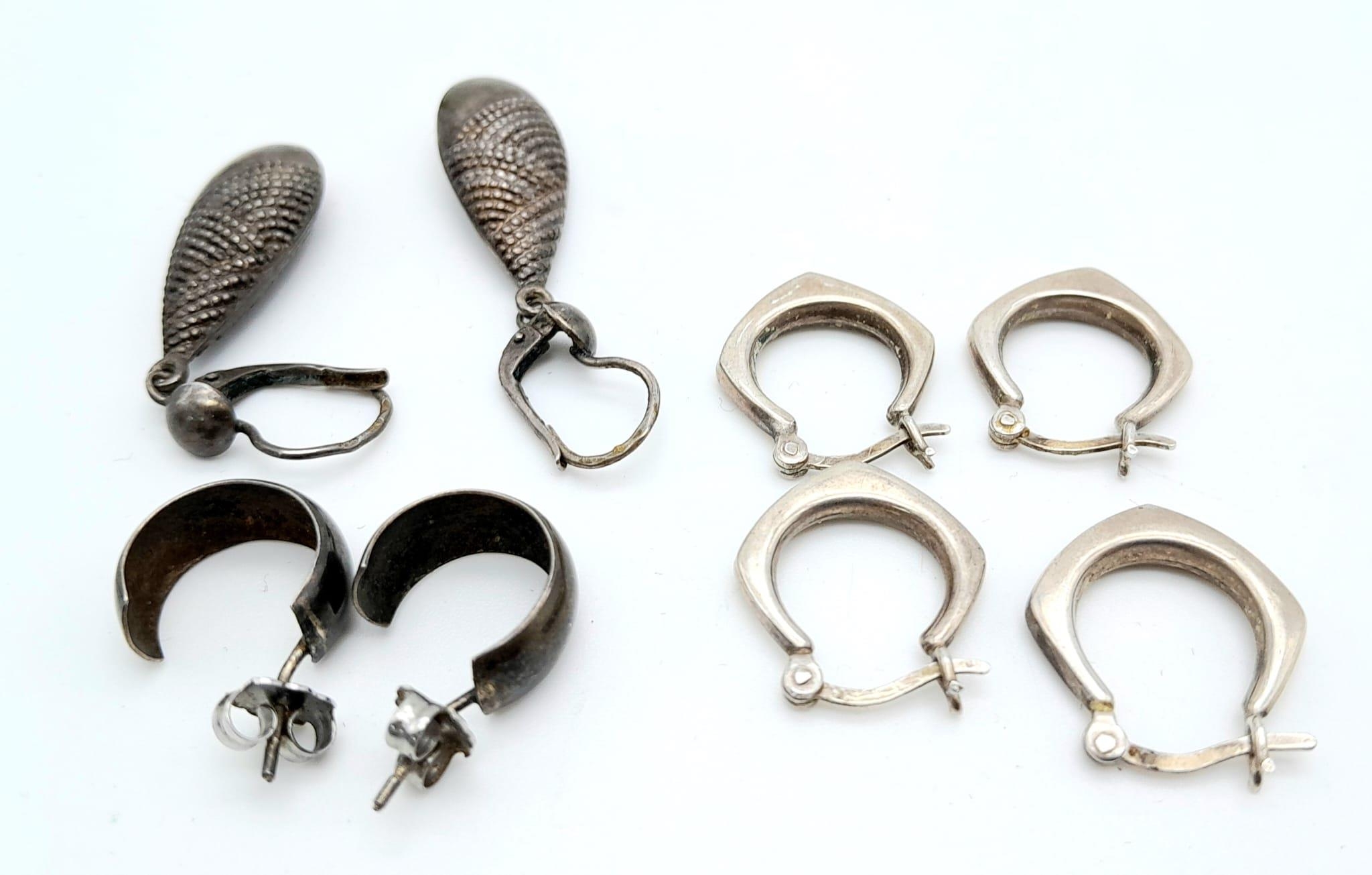 A collection of 4 vintage stylish pairs of silver earrings with various designs. Total weight 10.2G. - Image 4 of 7