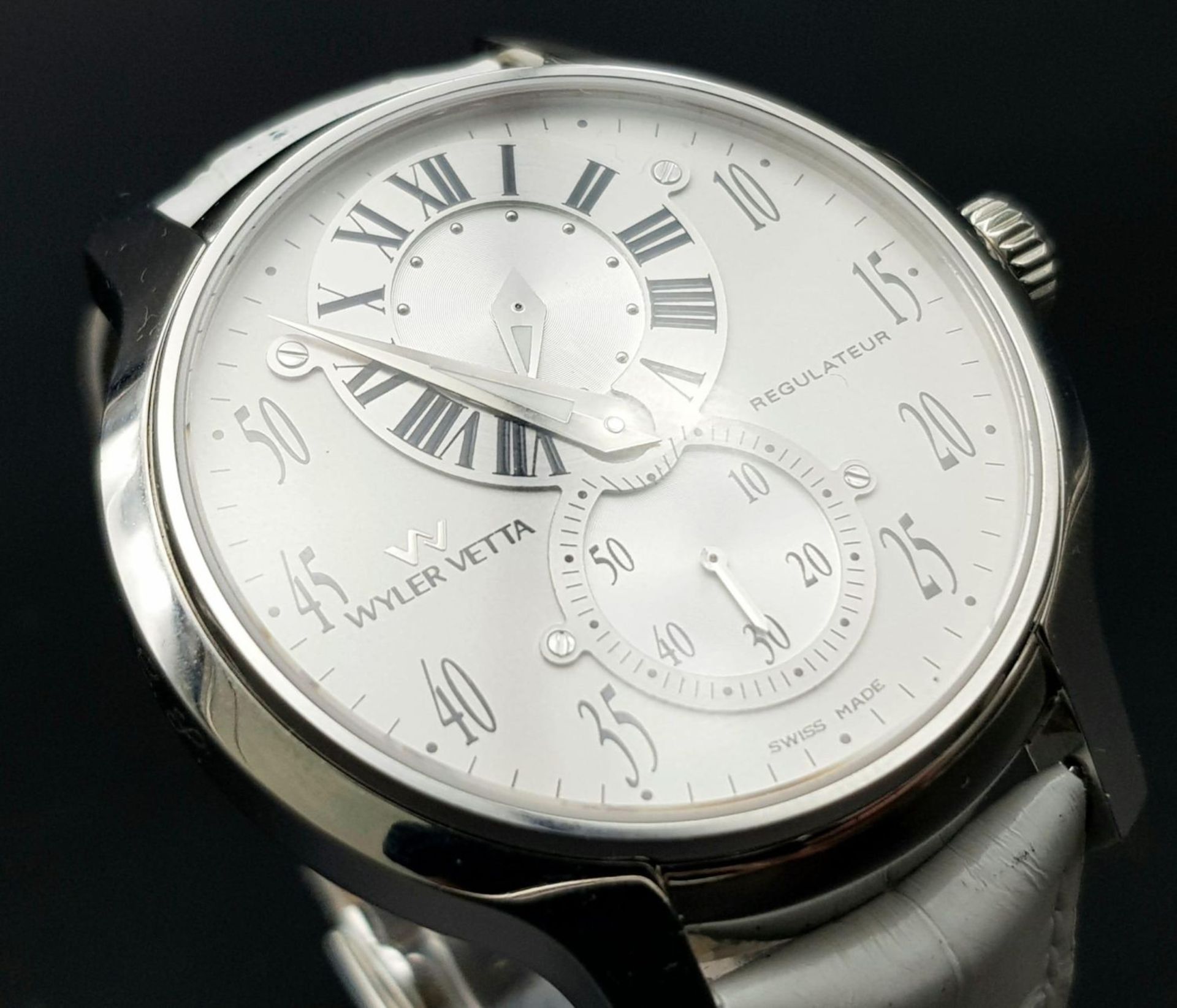 A Wyler Vetta Regulateur Quartz Gents Watch. White leather strap. Stainless steel case - 44mm. White - Bild 7 aus 20