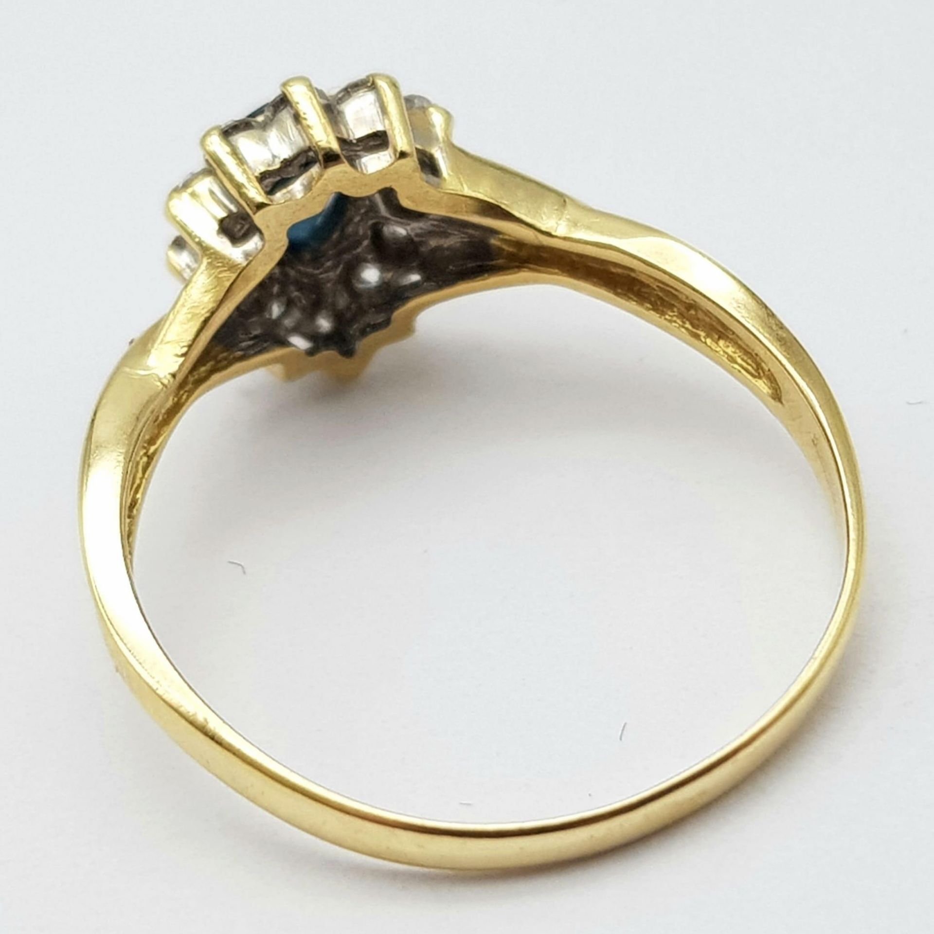 AN 18K YELLOW GOLD DIAMOND & SAPPHIRE PEAR SHAPED CLUSTER RING. 3.2G. SIZE R. - Image 4 of 5