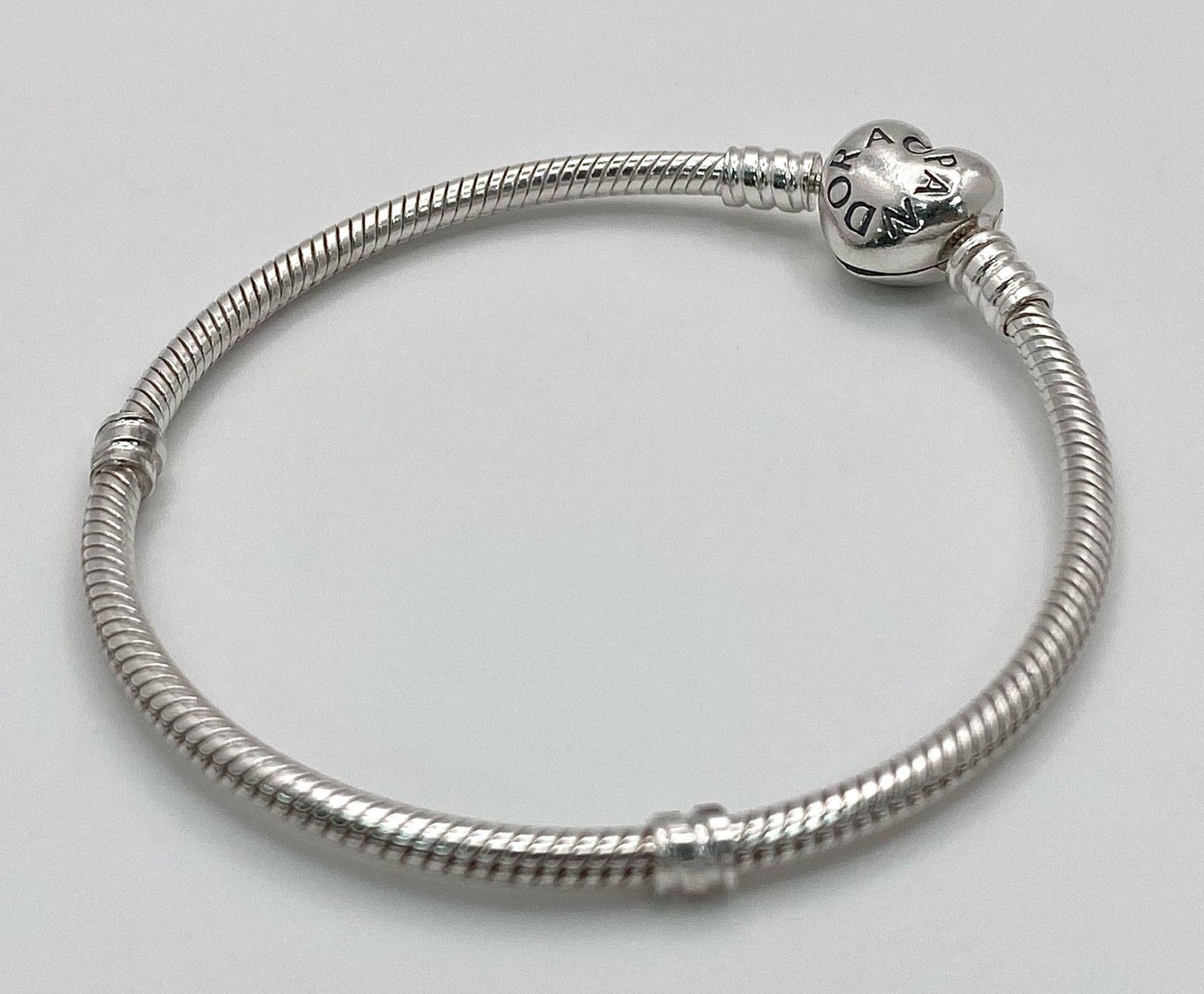 A PANDORA STELRING SILVER MOMENTS BRACELET WITH HEART CLASP 14.7G , 13.3cm ref: SC 3123 - Bild 4 aus 10