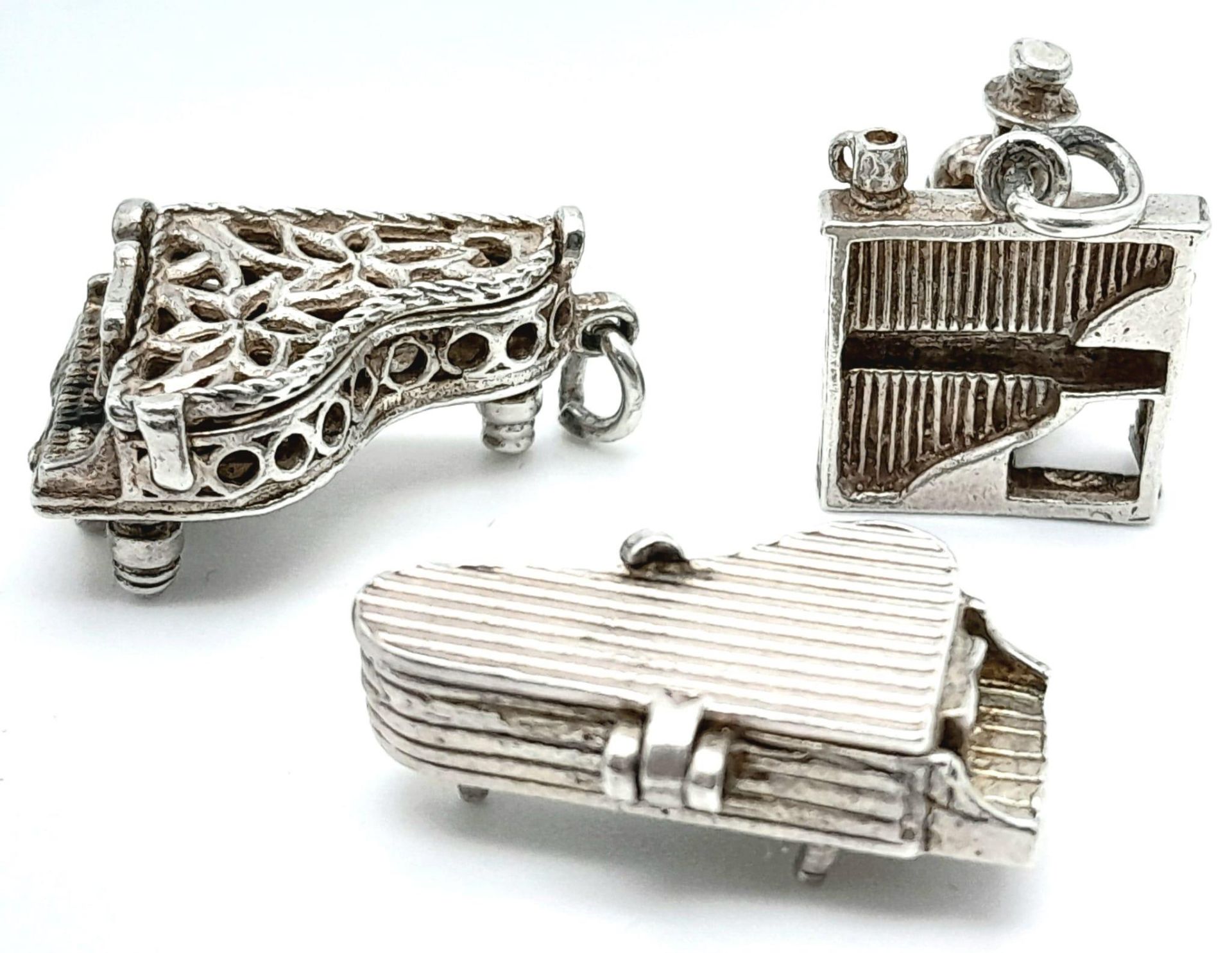 A collection of 3 vintage silver piano motif articulated charms/pendants. Total weight 12.5G - Image 3 of 11