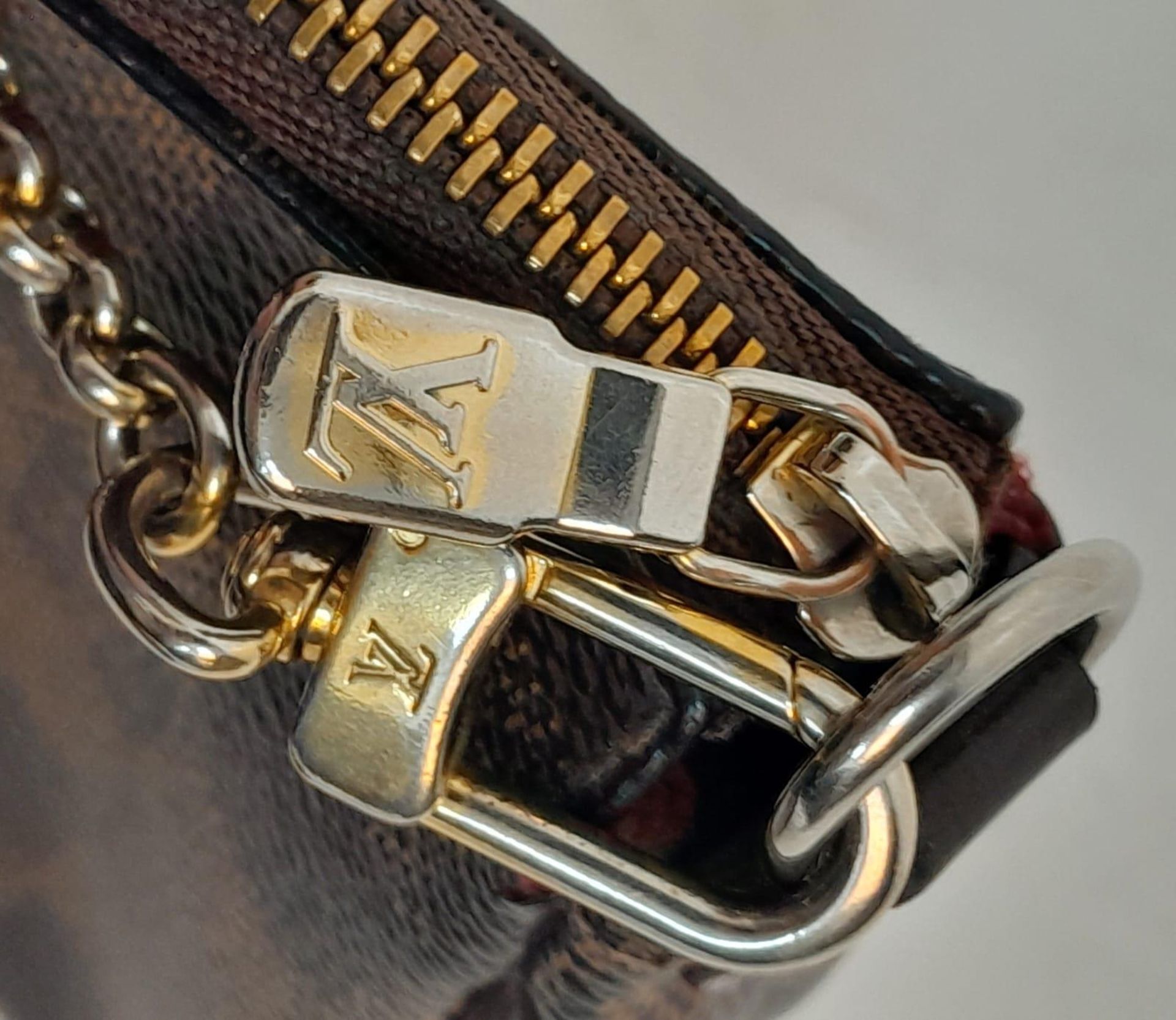 A Louis Vuitton Damier Ebene 'Eva' Pochette Shoulder Bag. Leather exterior with gold-toned hardware, - Bild 5 aus 6