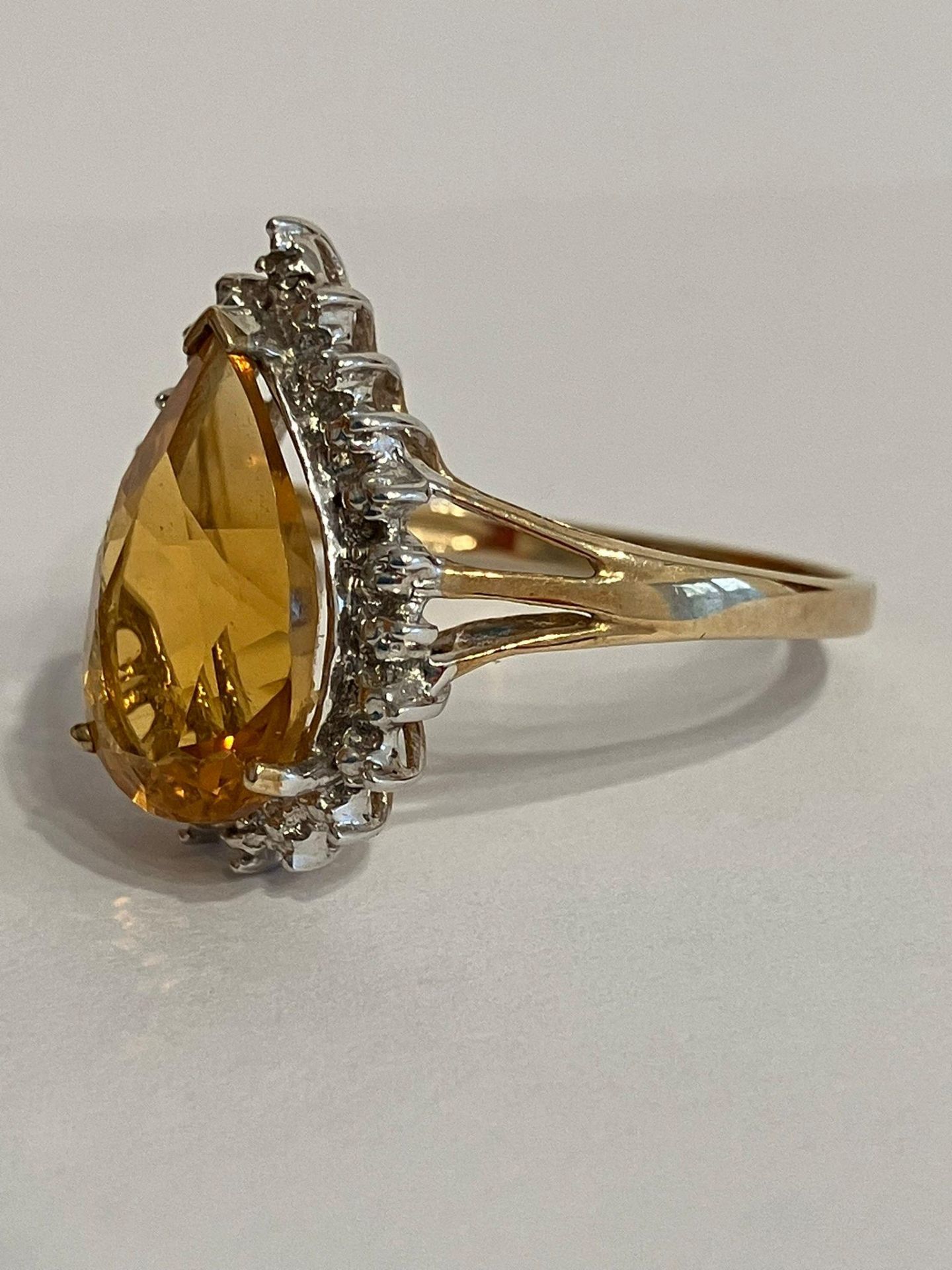 Stunning 9 carat GOLD and ORANGE TOURMALINE RING. Having a large ( 3 carat ) Pear Cut Orange - Image 3 of 3