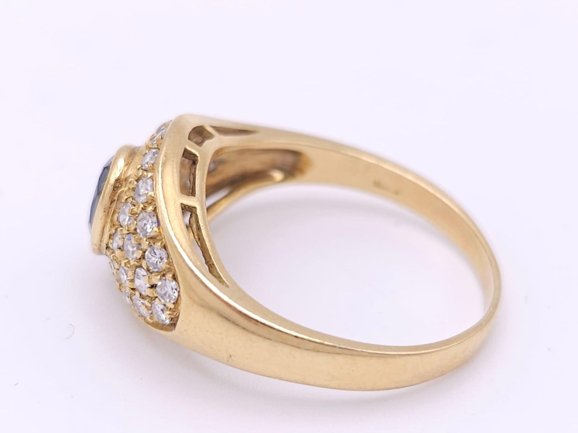 AN 18K YELLOW GOLD FANCY DIAMOND & SAPPHIRE RING. 0.75CTW OF 8 CUT DIAMONDS AND A 0.75CT OVAL - Image 4 of 8