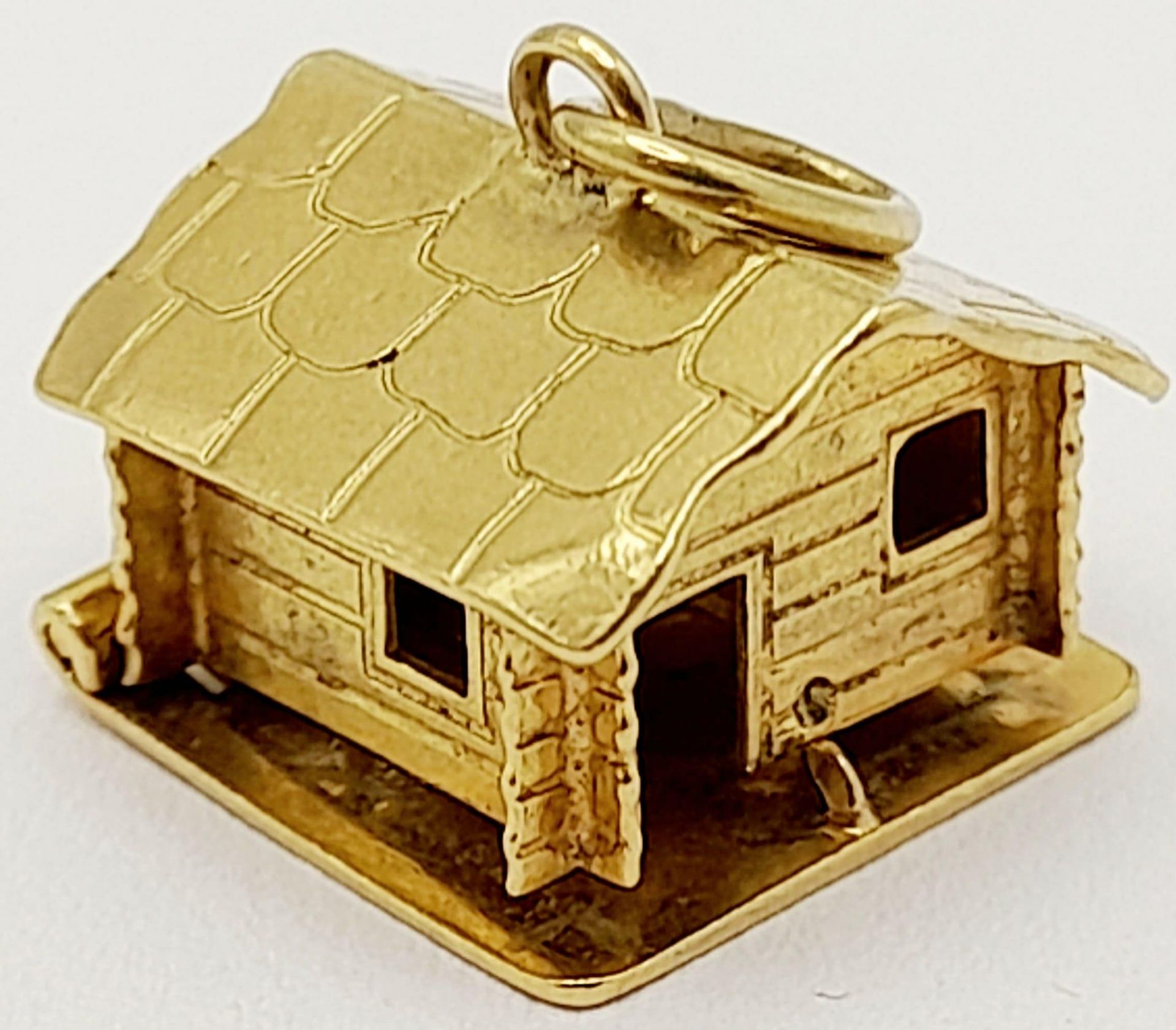 A 9K Yellow Gold Detached House! Pendant/Charm. 2.9g