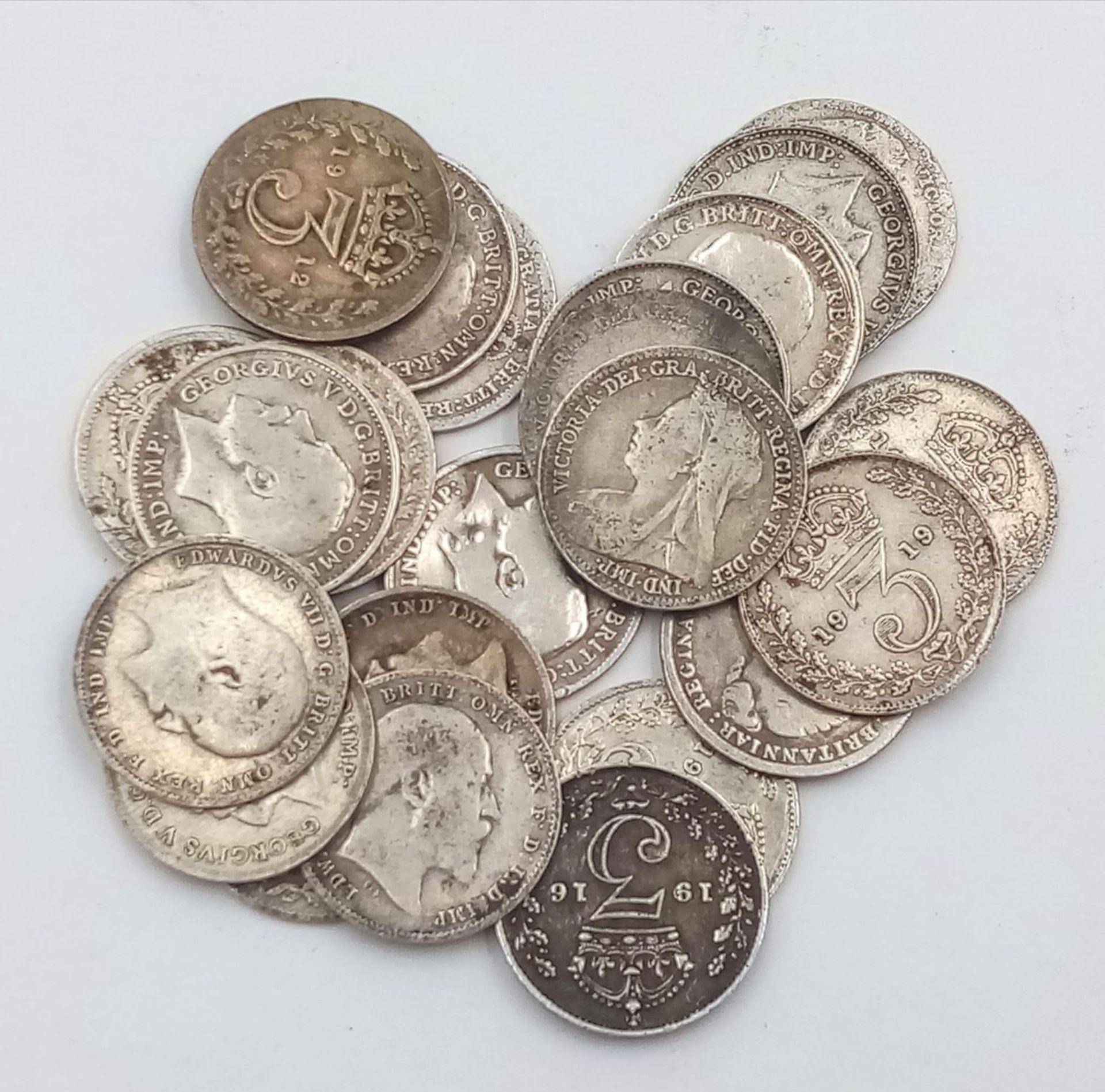 A Collection of 23 British Pre 1920 Silver Threepence coins. - Bild 2 aus 4