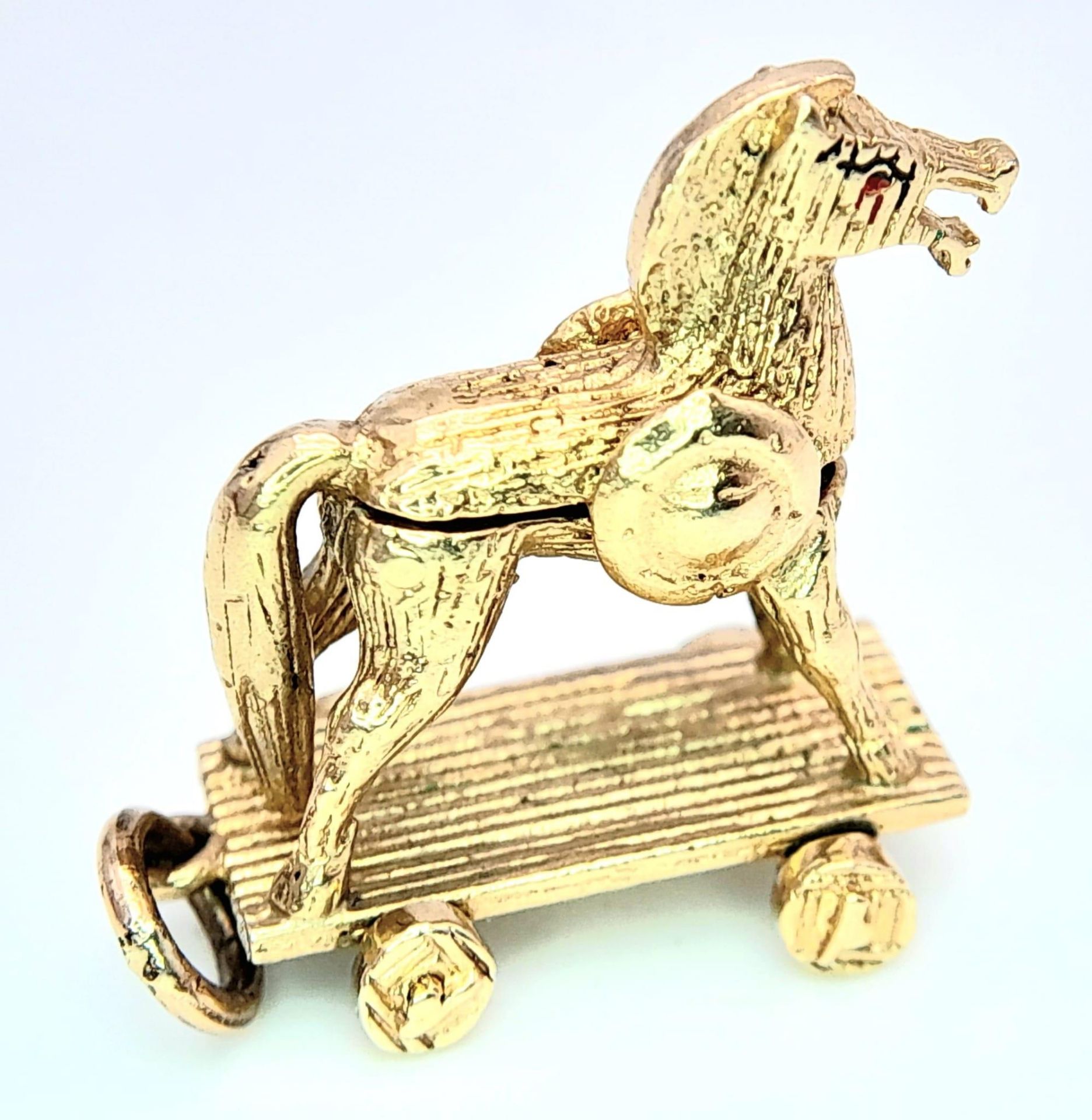 A 9K Yellow Gold Hobby Horse Charm. Opens to reveal soldiers. 2.4cm x 2.3cm, 5.8g total weight. Ref: - Image 3 of 6