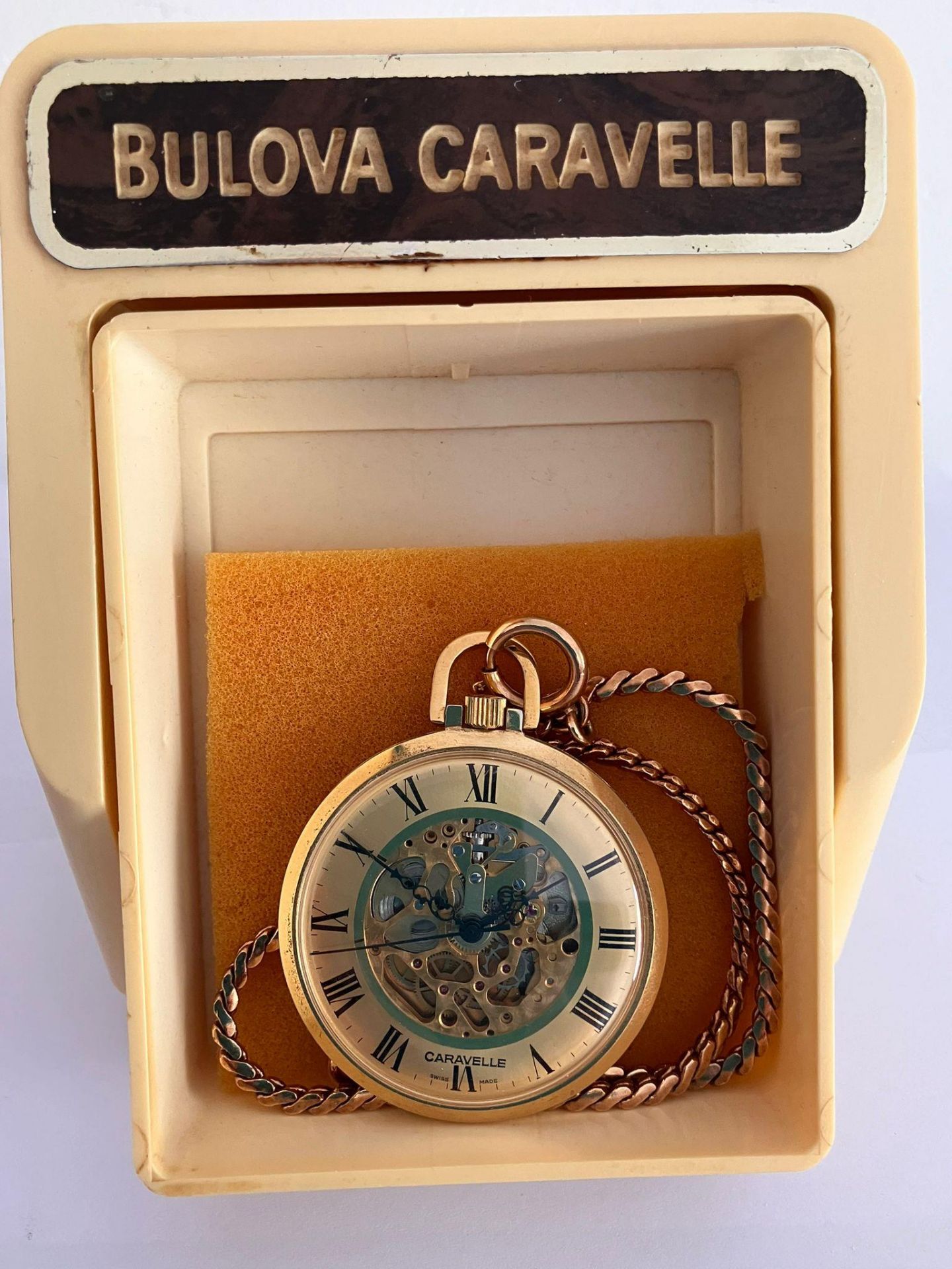 BULOVA CARAVELLE SKELETON POCKET WATCH. Finished in gold tone and complete with gold plated chain. - Bild 3 aus 4