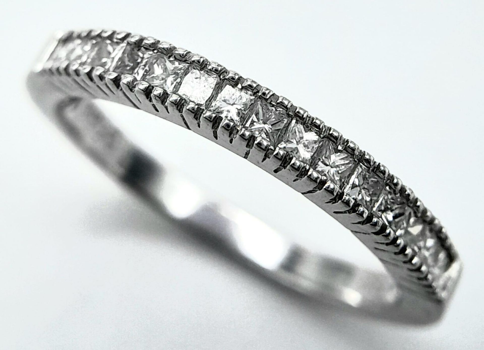 AN 18K WHITE GOLD DIAMOND SET BAND RING - PRINCESS CUTS. 0.50CTW. 2.8G. SIZE P 1/2. - Bild 3 aus 6