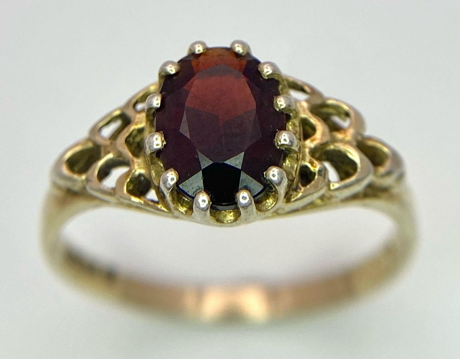 A 9K GOLD RING WITH GARNET CENTRE STONE . 2.1gms size O - Bild 2 aus 13