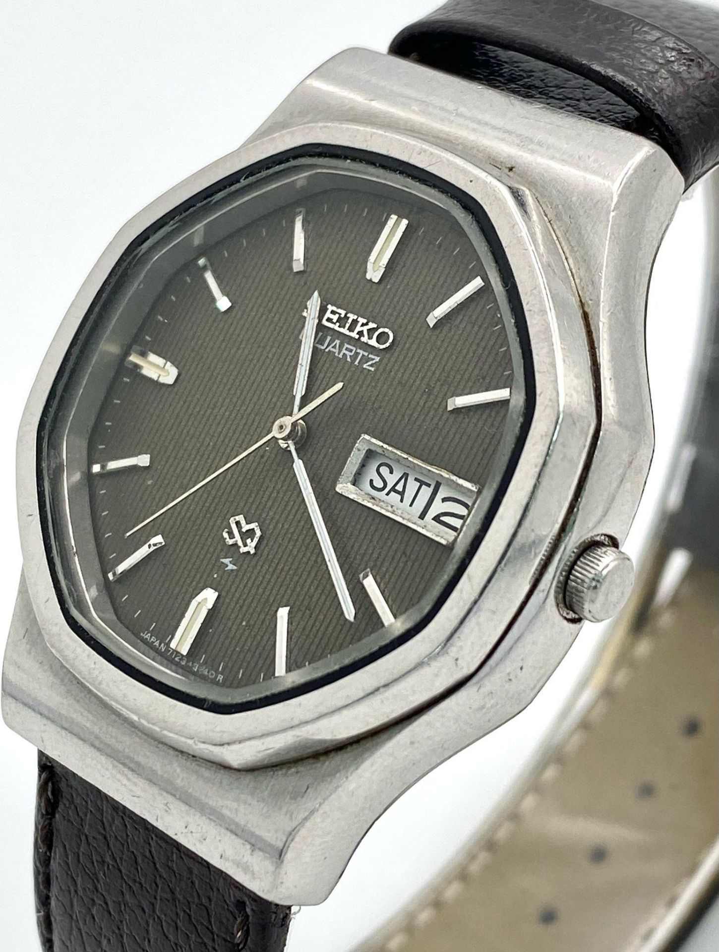 A Vintage Seiko Quartz Watch. Black leather strap. Octagonal case - 36mm. Grey dial with day/date - Image 4 of 7