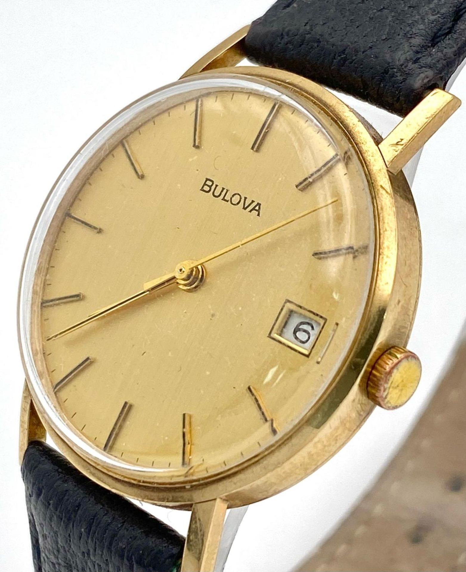 A Vintage Bulova 9K Gold Cased Mechanical Gents Watch. Black leather strap. 9K gold inscribed case - - Bild 8 aus 16