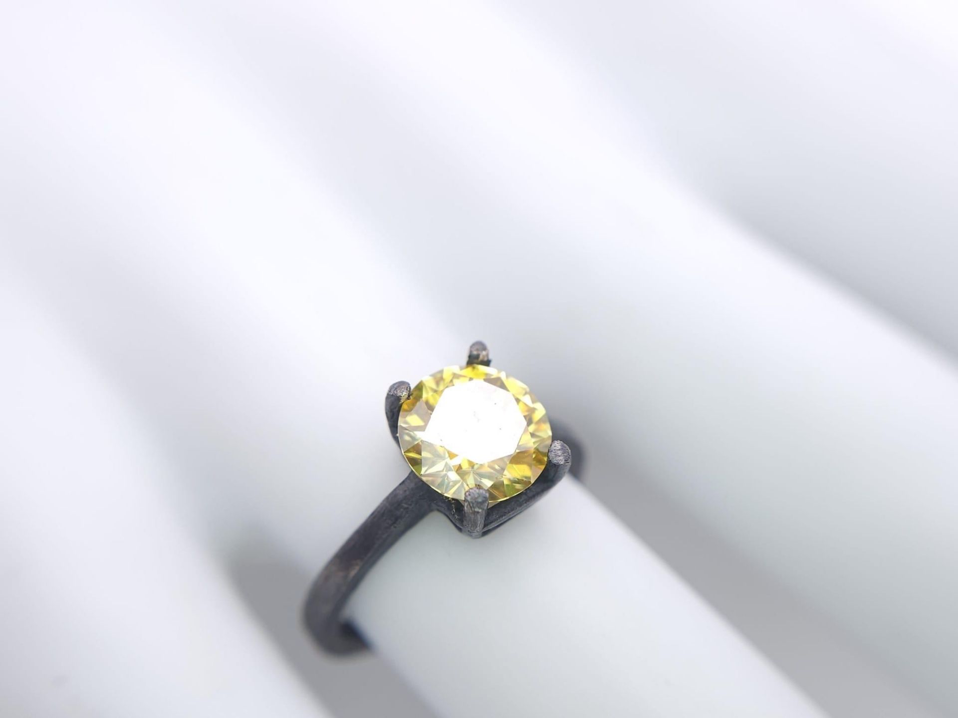 A sterling silver, with a black patina, solitaire ring with a round cut, yellow moissanite (2 - Bild 9 aus 13