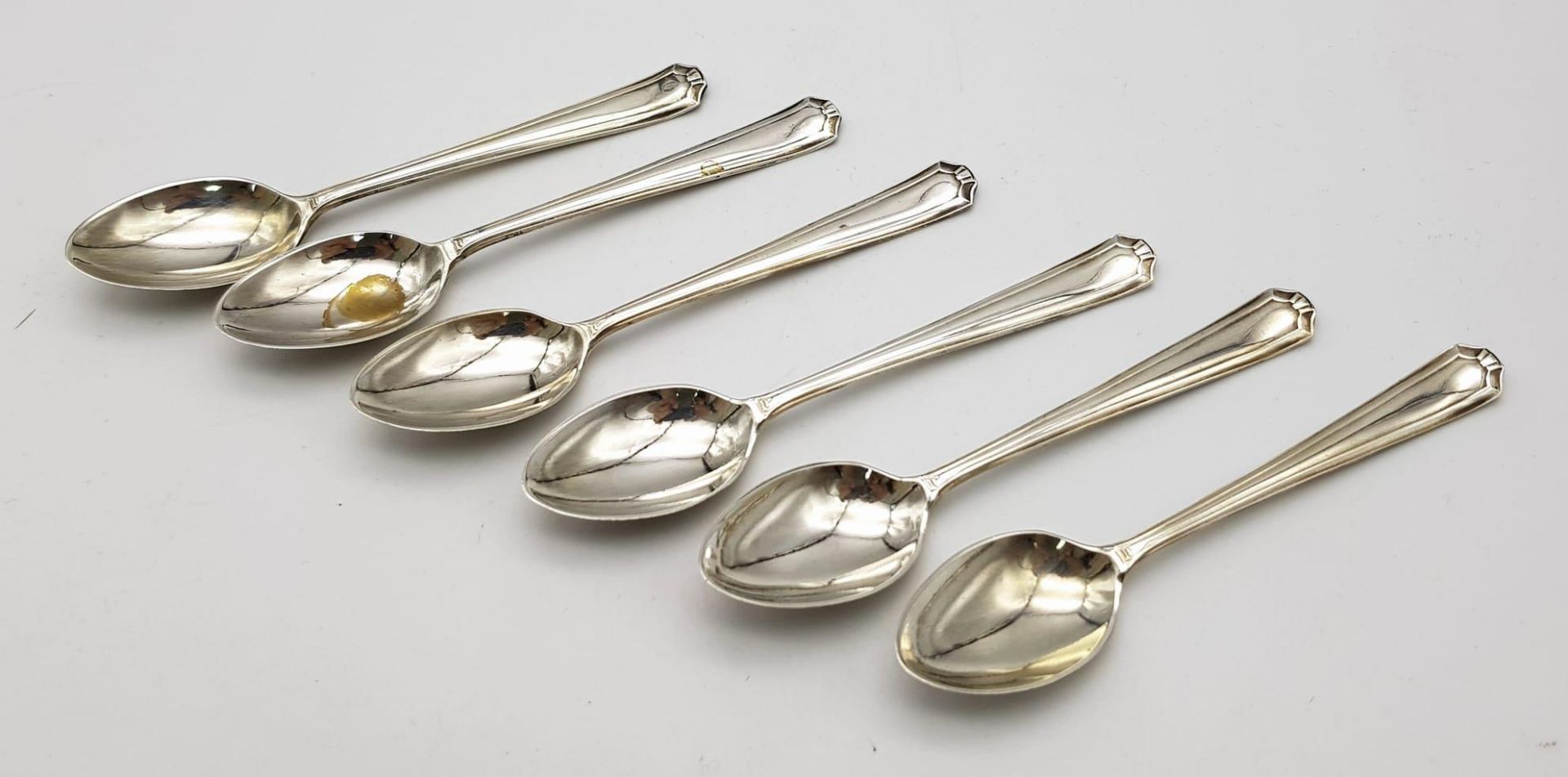A collection of 6 vintage sterling silver teaspoons. Full Sheffield hallmarks, 1942. Total weight - Image 5 of 11