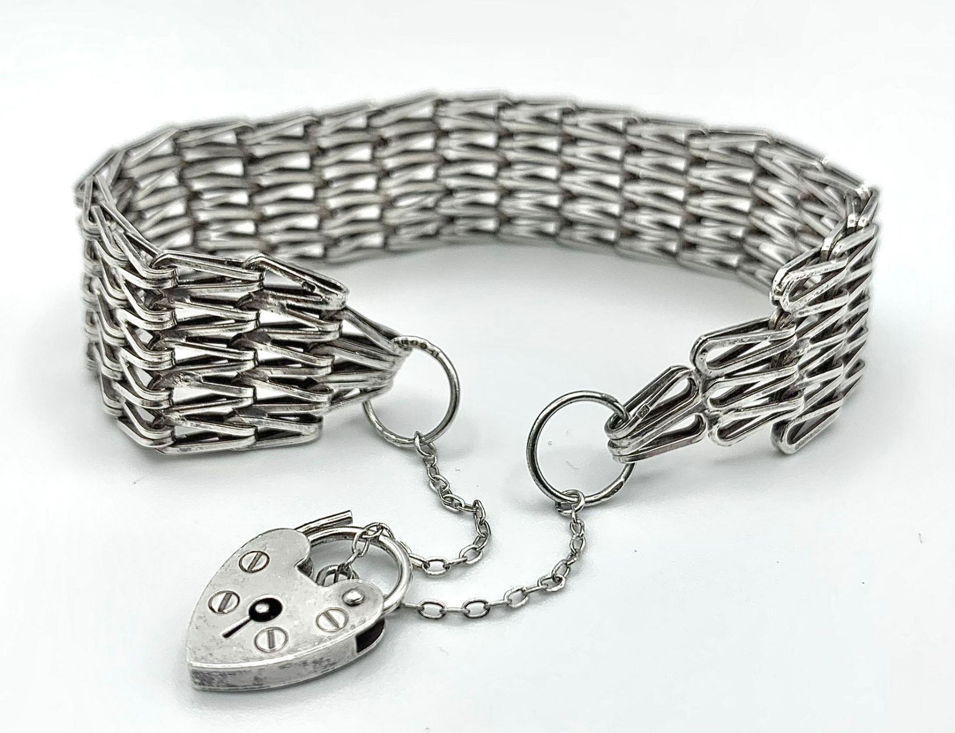 A vintage sterling silver bar gate link bracelet with hear locket. Full hallmarks London, 1976. - Bild 3 aus 6