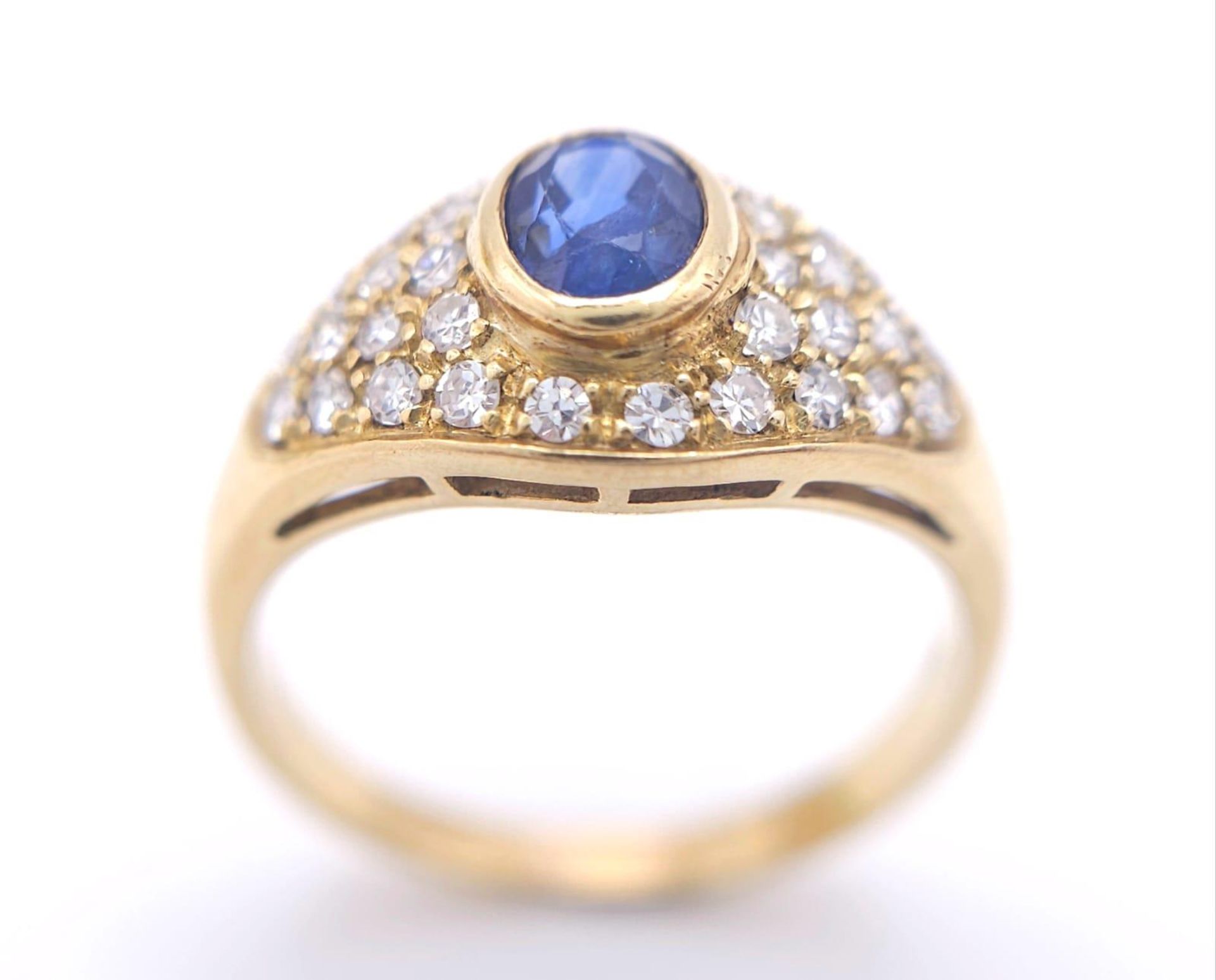 AN 18K YELLOW GOLD FANCY DIAMOND & SAPPHIRE RING. 0.75CTW OF 8 CUT DIAMONDS AND A 0.75CT OVAL - Image 3 of 8