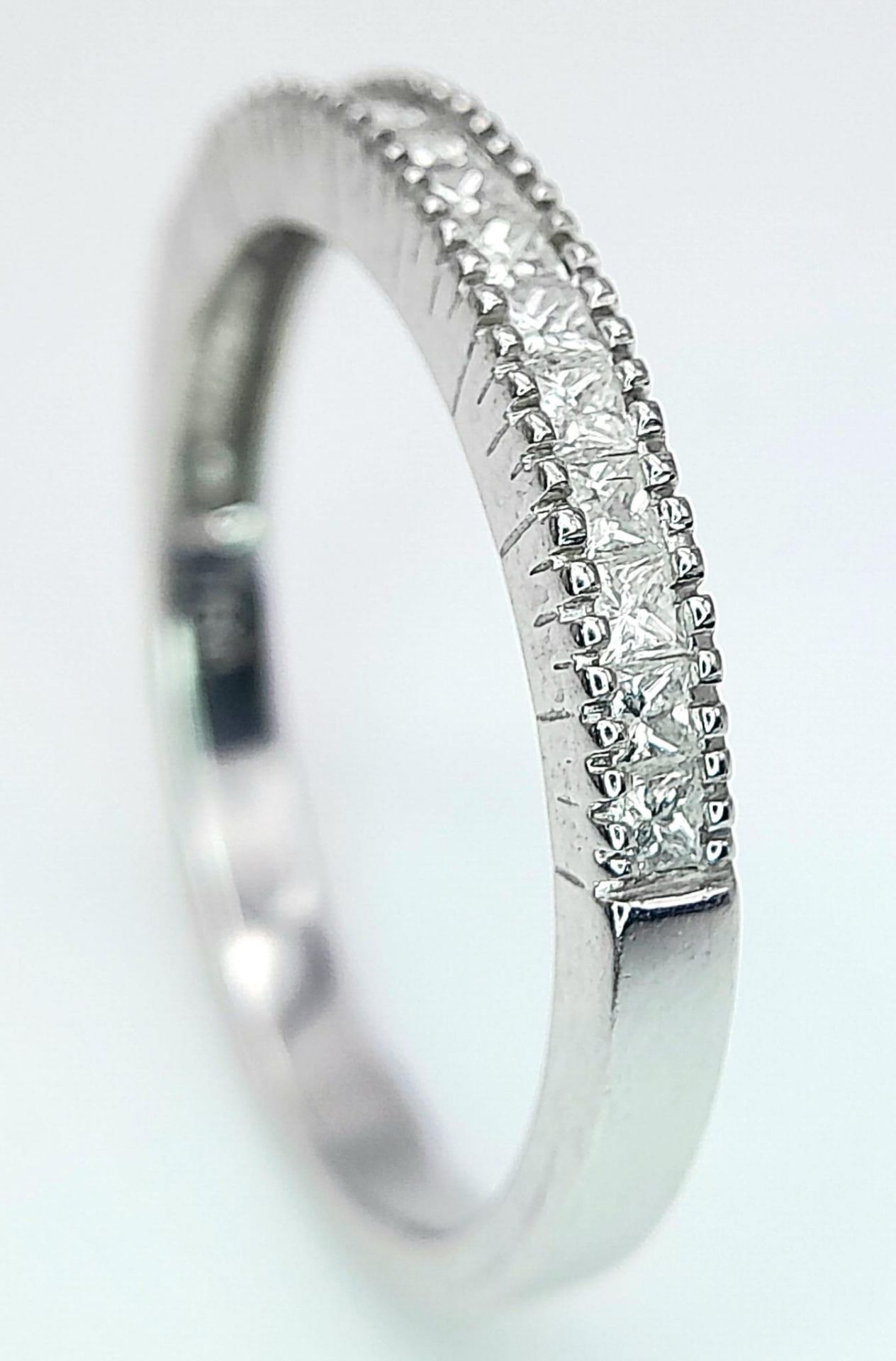 AN 18K WHITE GOLD DIAMOND SET BAND RING - PRINCESS CUTS. 0.50CTW. 2.8G. SIZE P 1/2. - Bild 4 aus 6