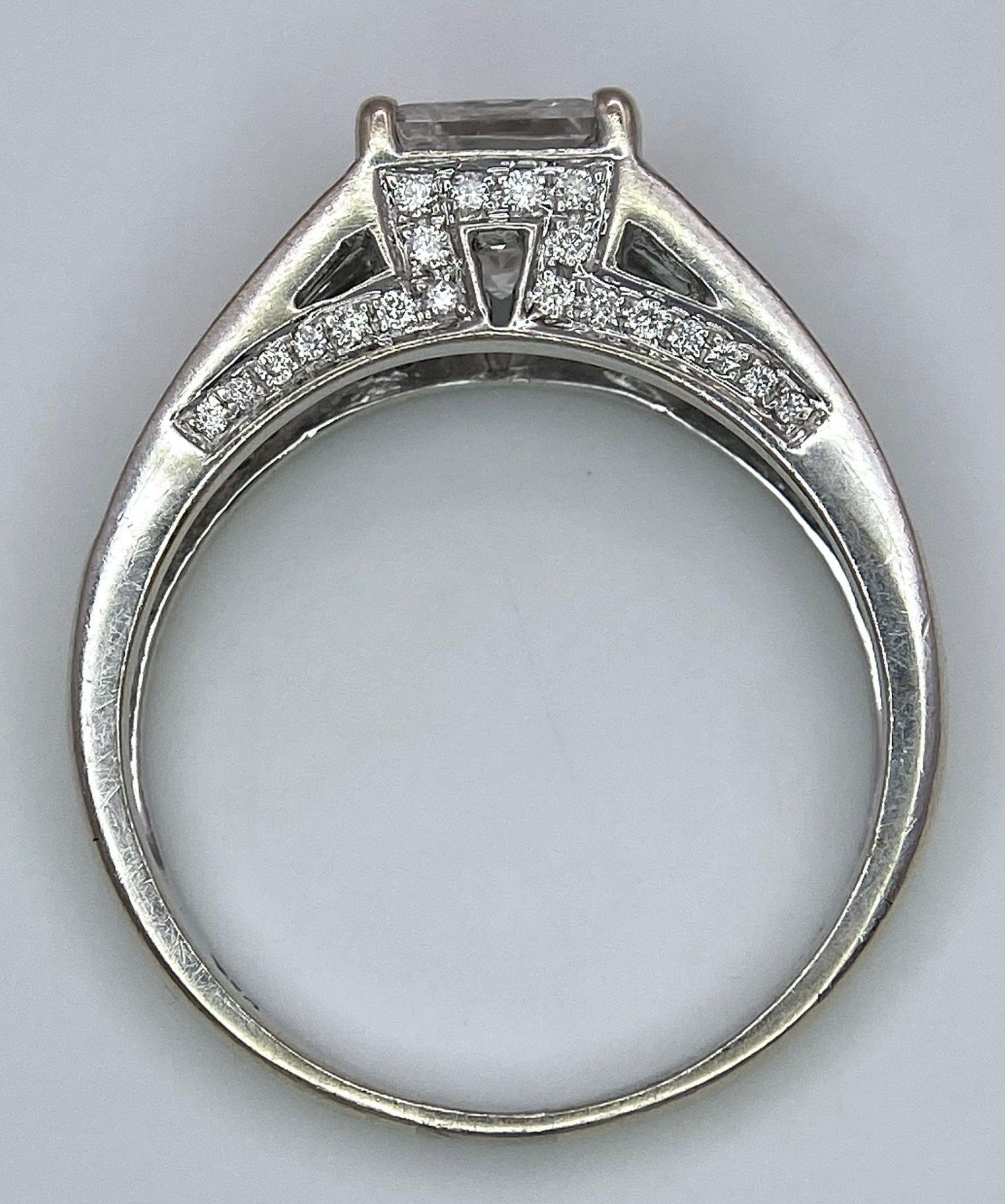An 18K White Gold Diamond Ring. Central VS2 1ct Princess Cut Near White Diamond with Round Cut - Image 8 of 10