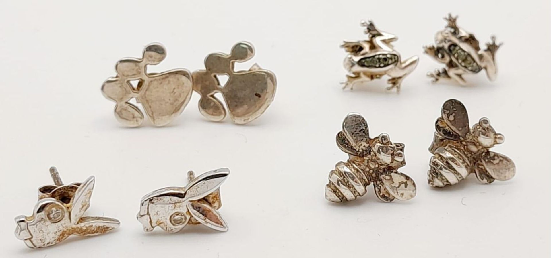 A collection of 4 pairs of silver animal motif earrings include 2 stone set frog and rabbit with bee - Bild 2 aus 9