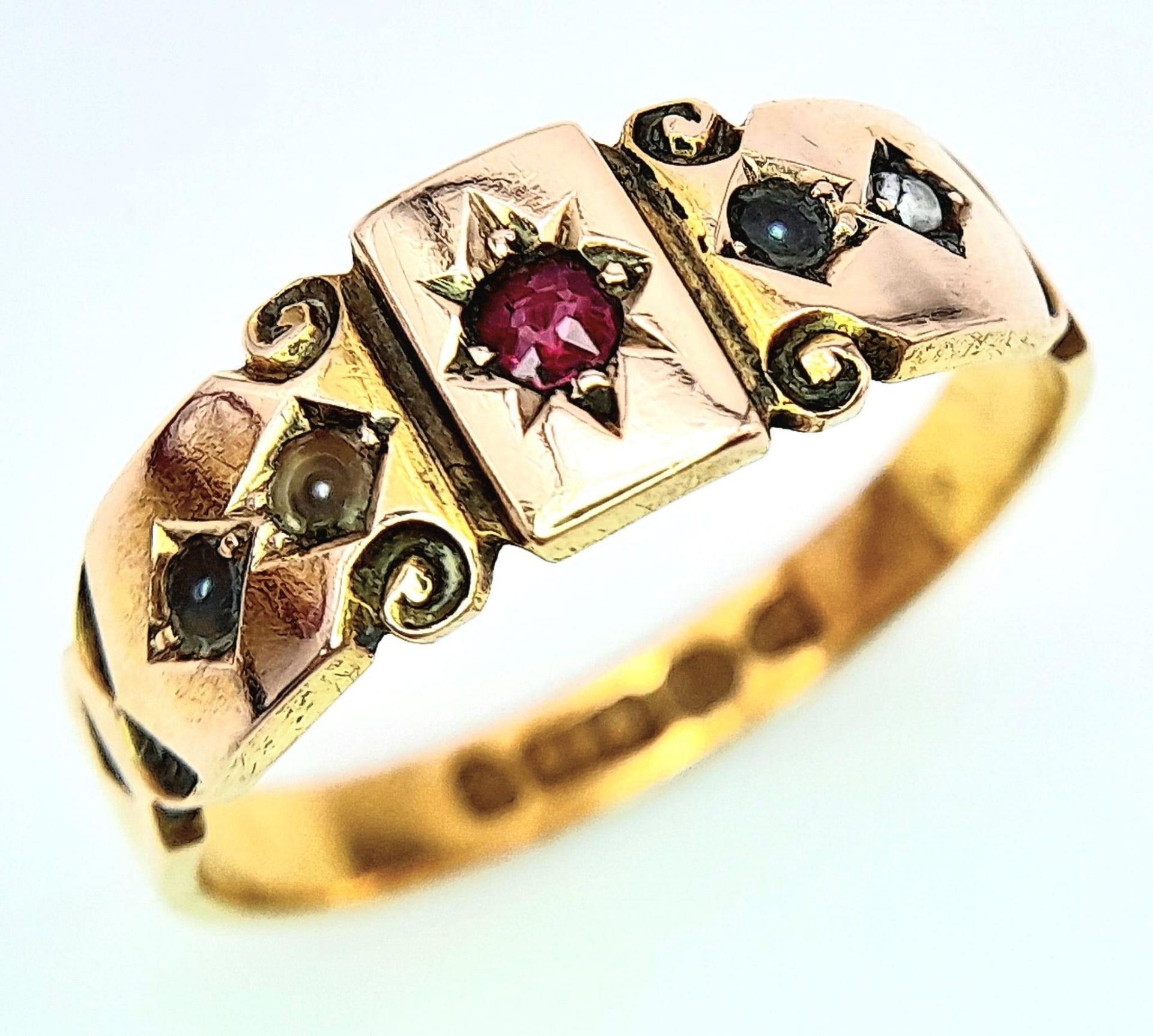AN ANTIQUE 15K YELLOW GOLD RUBY AND PEARL RING. 2.9G. SIZE O. HALLMARKED CHESTER EITHER 1851 0R 1896 - Bild 3 aus 5