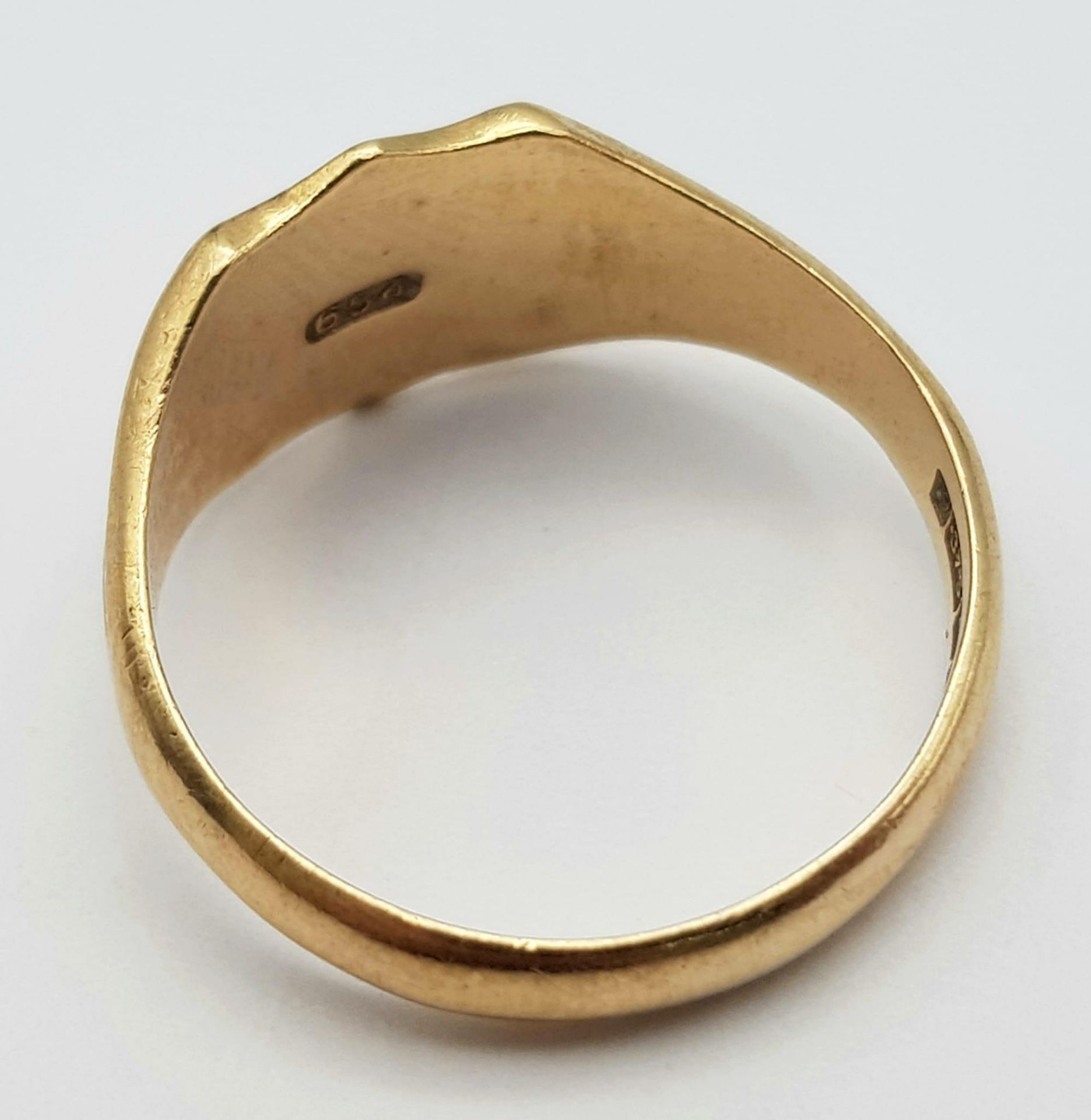 A Vintage 9K Yellow Gold Signet Ring. Full UK hallmarks. Size R. 3.94g weight. - Image 5 of 7