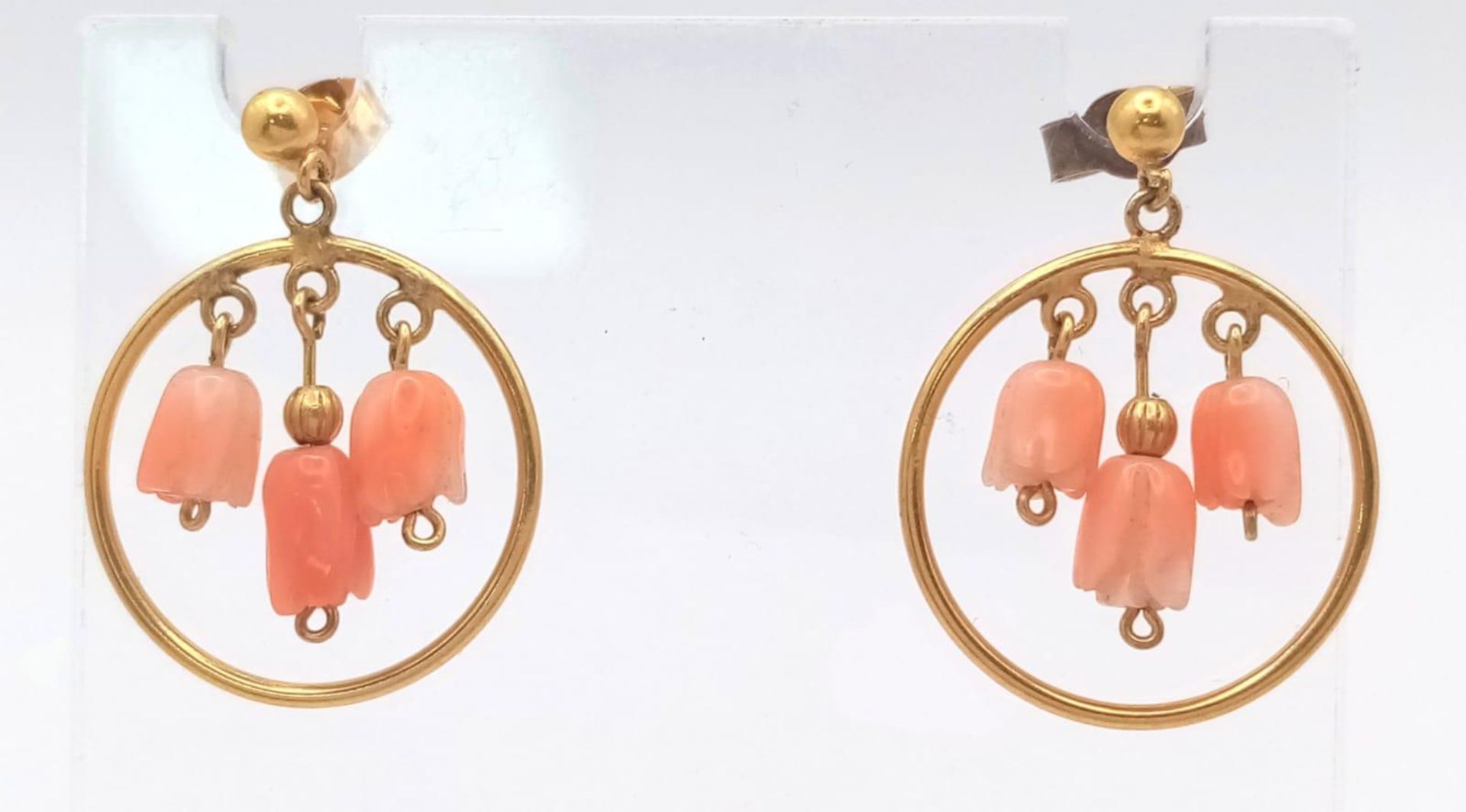 A VERY PRETTY PAIR OF 18K GOLD AND CORAL EARRINGS . 2.5gms - Image 3 of 5