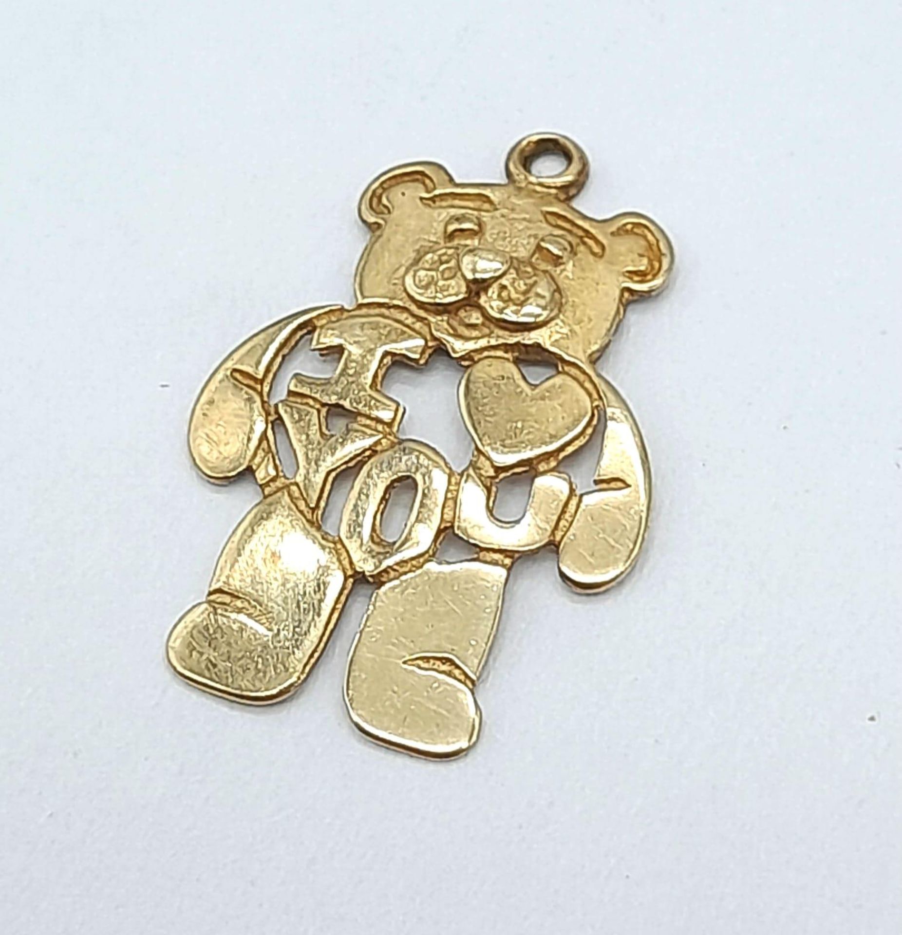 A 9K YELLOW GOLD 'I LOVE YOU' TEDDY BEAR CHARM / PENDANT. 0.5G