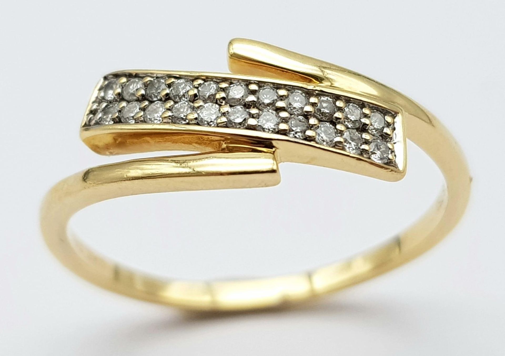 An 18K Yellow Gold Diamond 2 Row Crossover Ring. Size N, 2.2g total weight. Ref: 8461 - Image 2 of 9