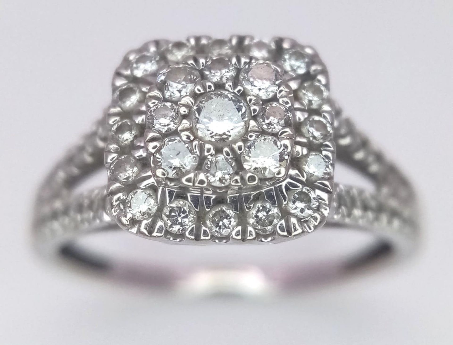 A 9 K white gold ring with a diamond cluster and more diamonds on the shoulders of the ring, size: - Image 5 of 8