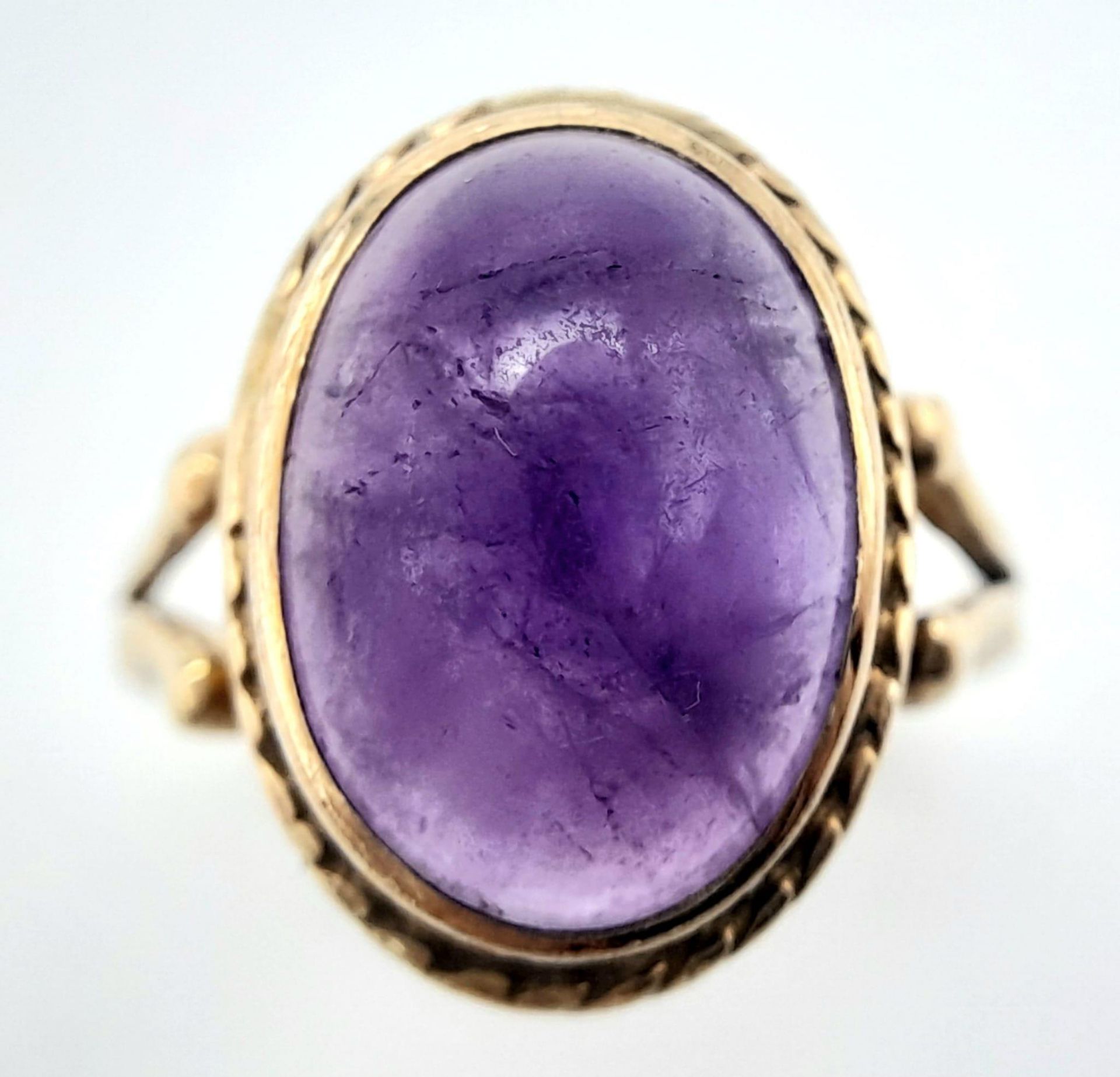 A 9K YELLOW GOLD VINTAGE CABACHON AMETHYST RING. 4.2G. SIZE N. - Bild 2 aus 5