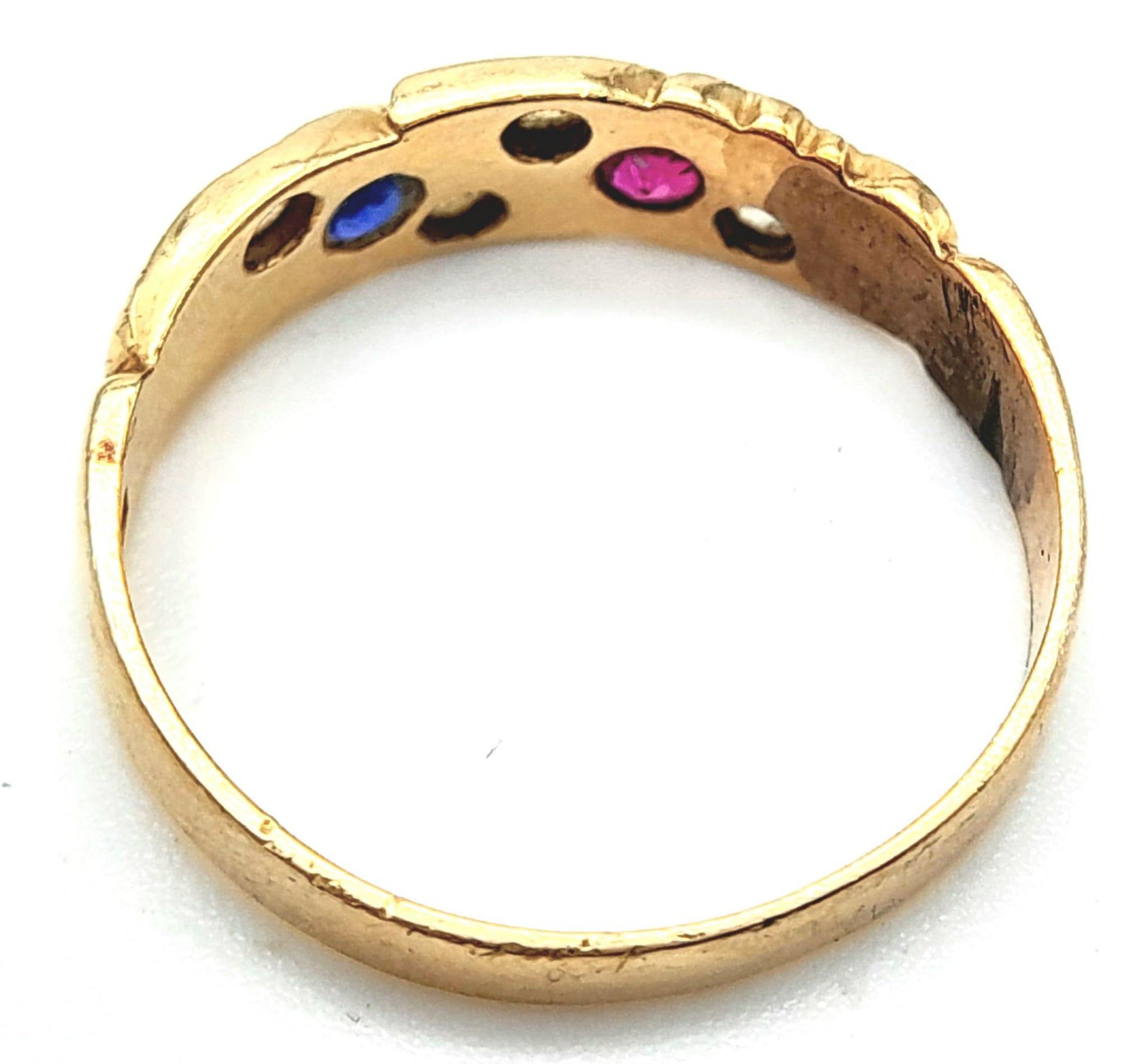 A VINTAGE 14K YELLOW GOLD DIAMOND, RUBY & SAPPHIRE SET RING. 2.1G. SIZE M 1/2. - Bild 6 aus 7