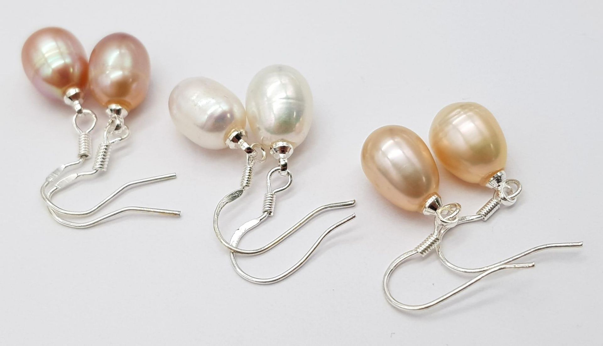 Three Pairs of Teardrop Shaped Pastel Coloured Freshwater Pearl Earrings. Set in 925 silver. - Bild 4 aus 7