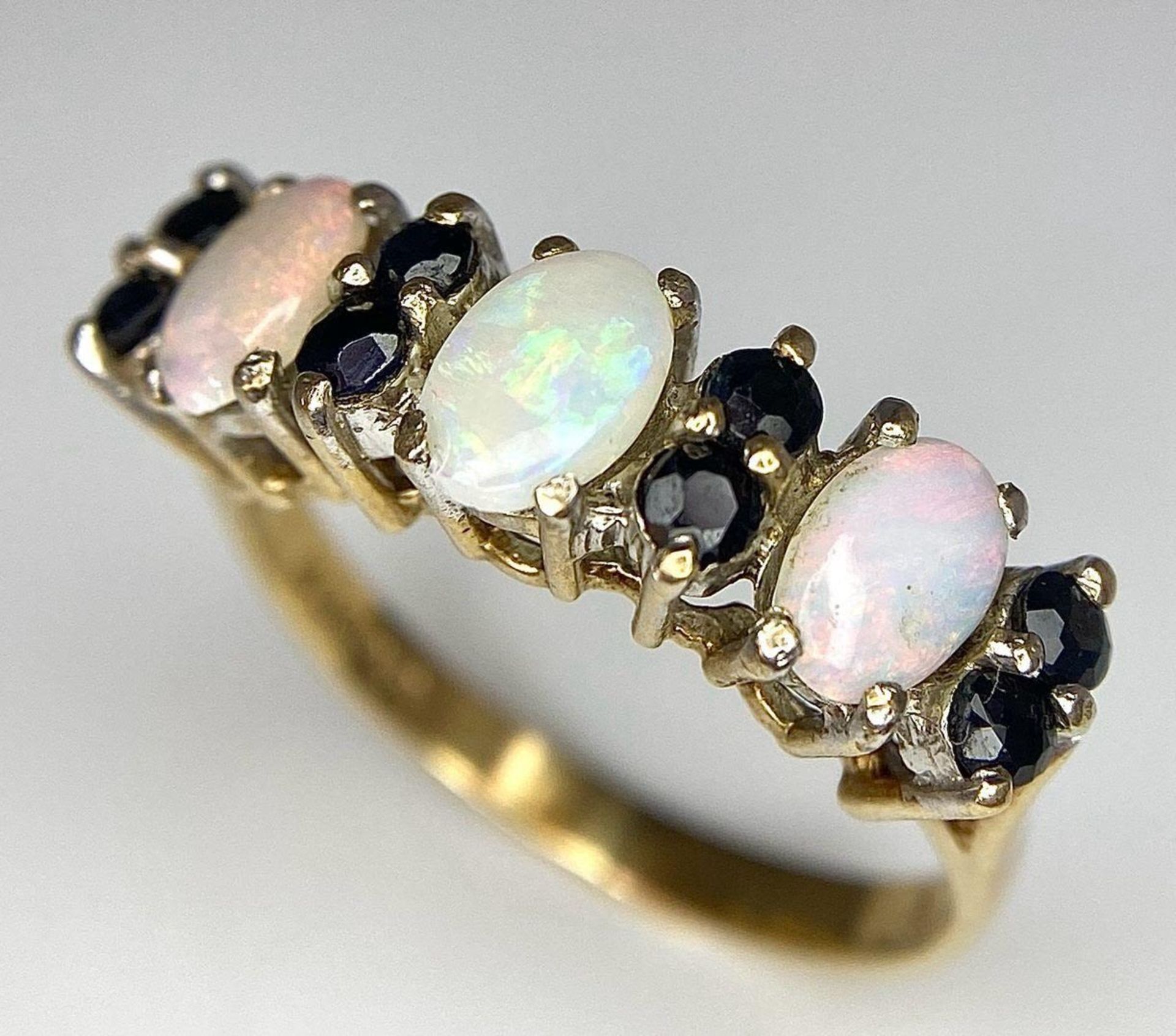 A Vintage 9K Yellow Gold Opal and Sapphire Ring. Size N. 2.7g - Bild 2 aus 8